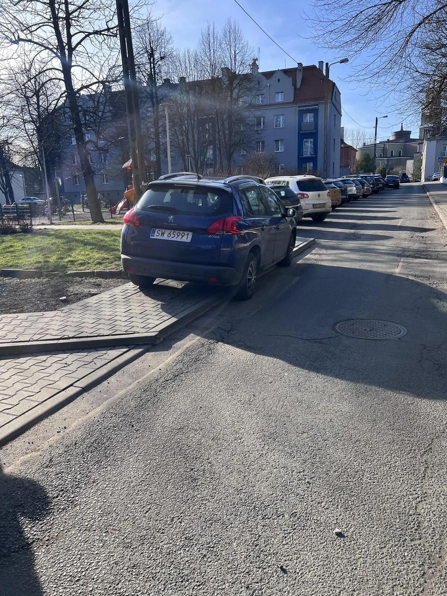 Notoryczne parkowanie na chodniku bo przecież musi odebrać dziecko. Wolne miejsca 50m dalej