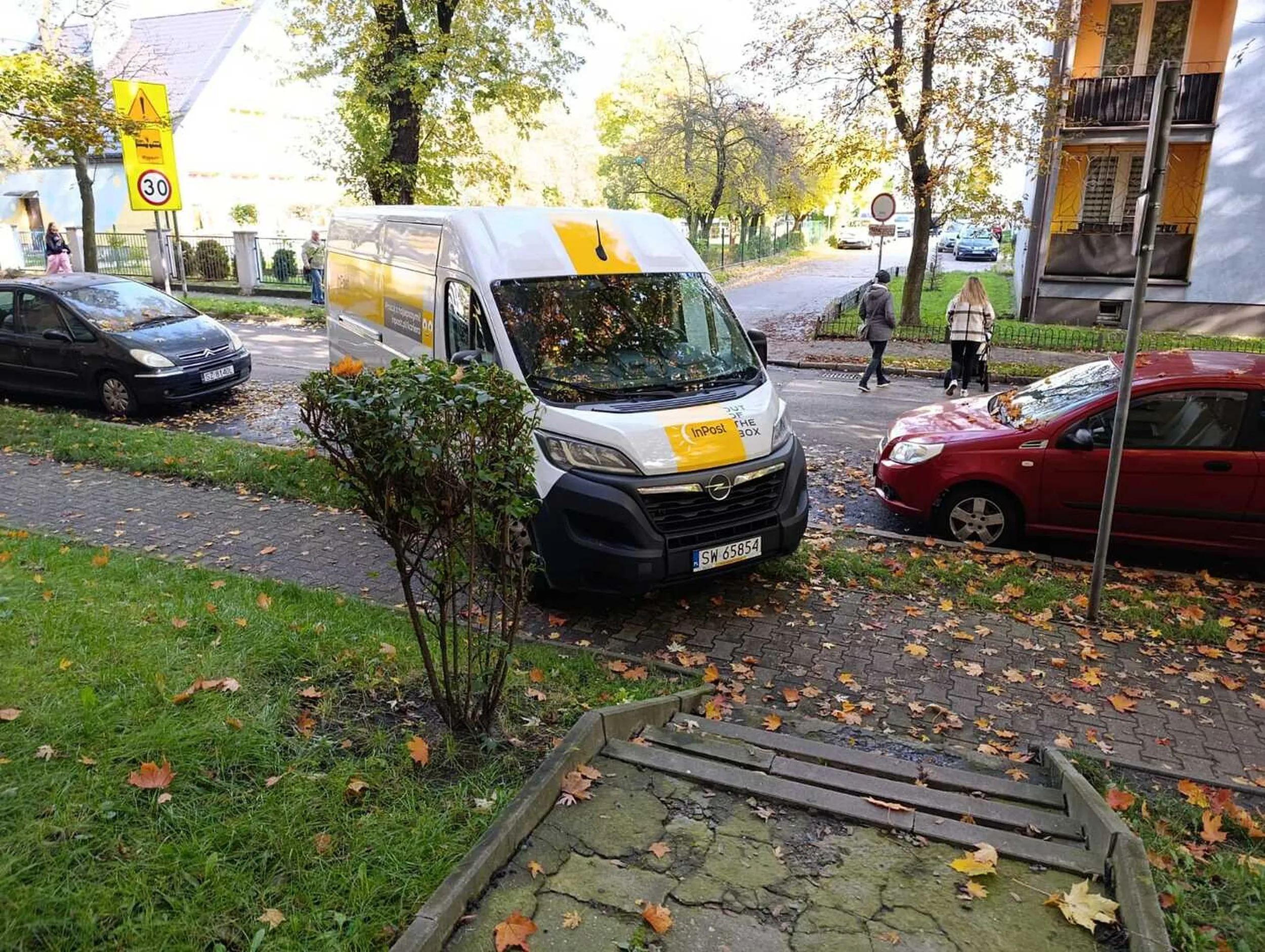 Dostarczanie paczek przede wszystkim. Kobieta z wózkiem musiała przeciskać się między samochodami aby przejść dalej bo kurier... nie miał mózgu. Brak zachowania 1.5 metra dla pieszych a o jeździe wzdłuż chodnika nie wspomnę. A ujj.... Jazda wzdłuż chodnika 1500 zł i 8 pkt, Nie zachowanie 1.5 metra dla pieszych od 100 zł do 300 zł i 2pkt oraz jazda po pasie zieleni grzywną do 1000 zł. Musicie nieźle zarabiać jako kurier. Nie pozdrawiam