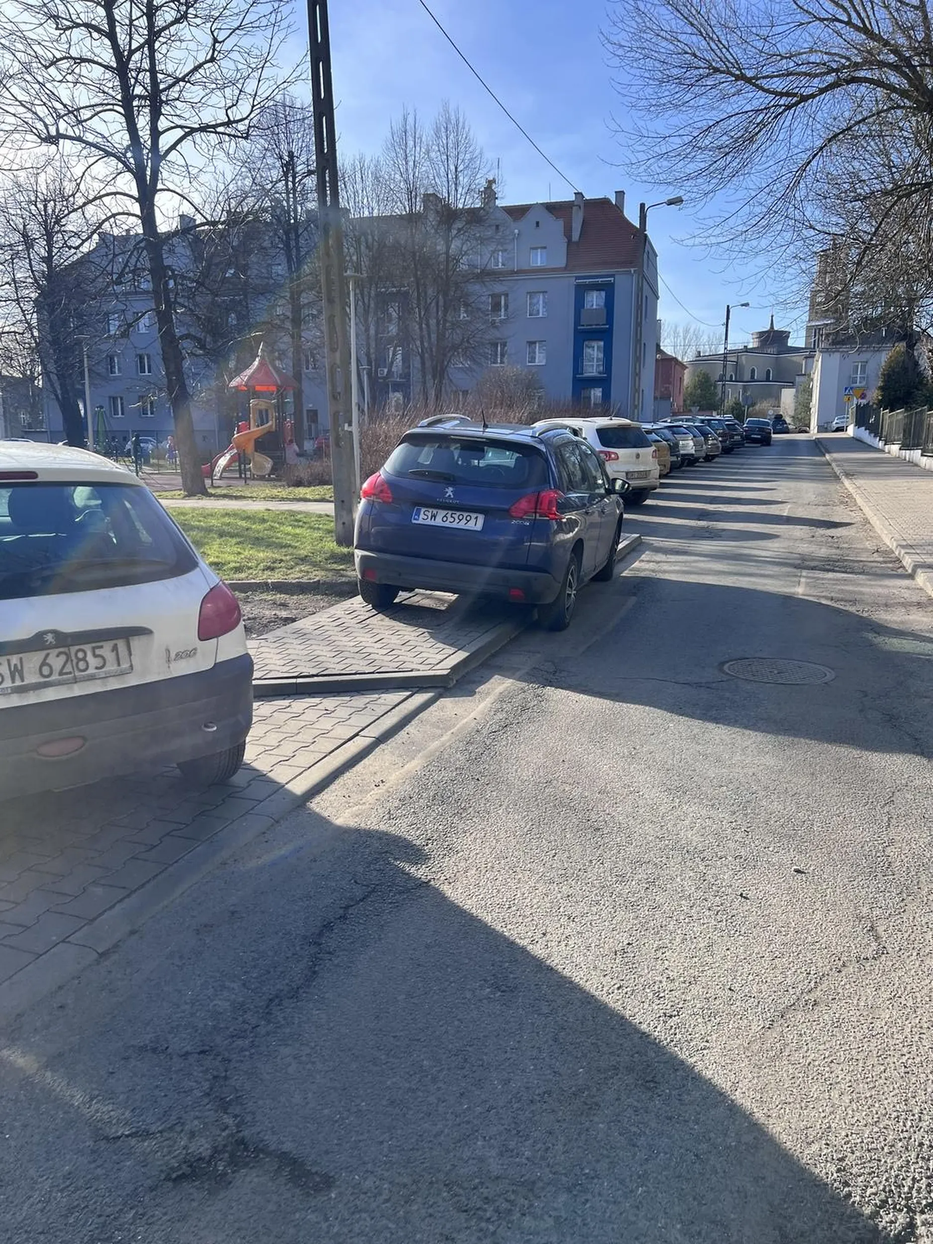 Brak słów do kobiety która musi wjechać do szkoły żeby odebrać gownojada