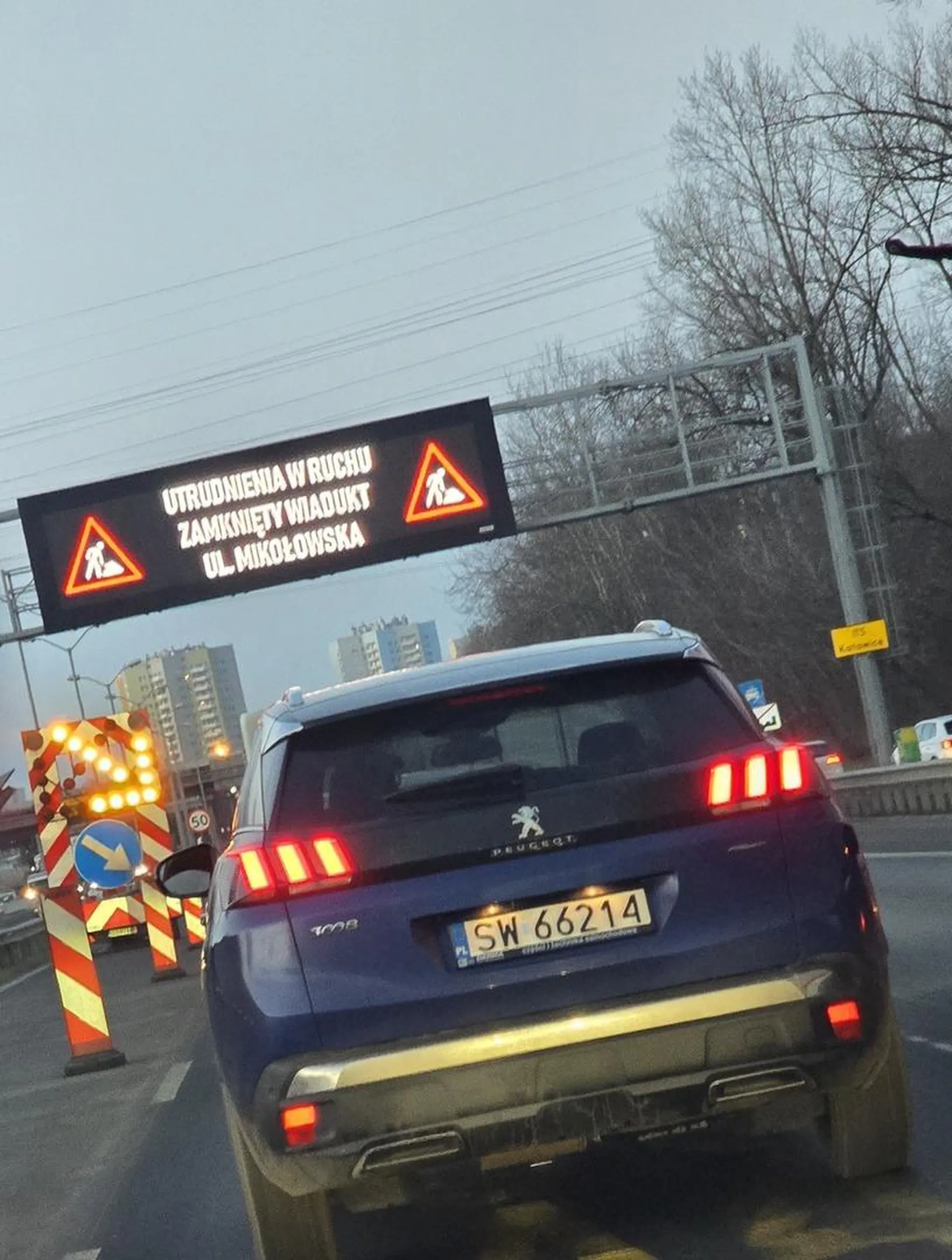 Wiesniak w okularkach i kaszkieciku najpierw wymusza pierwszeństwo a potem jeszcze paluszek wystawia. Ha, tfu.