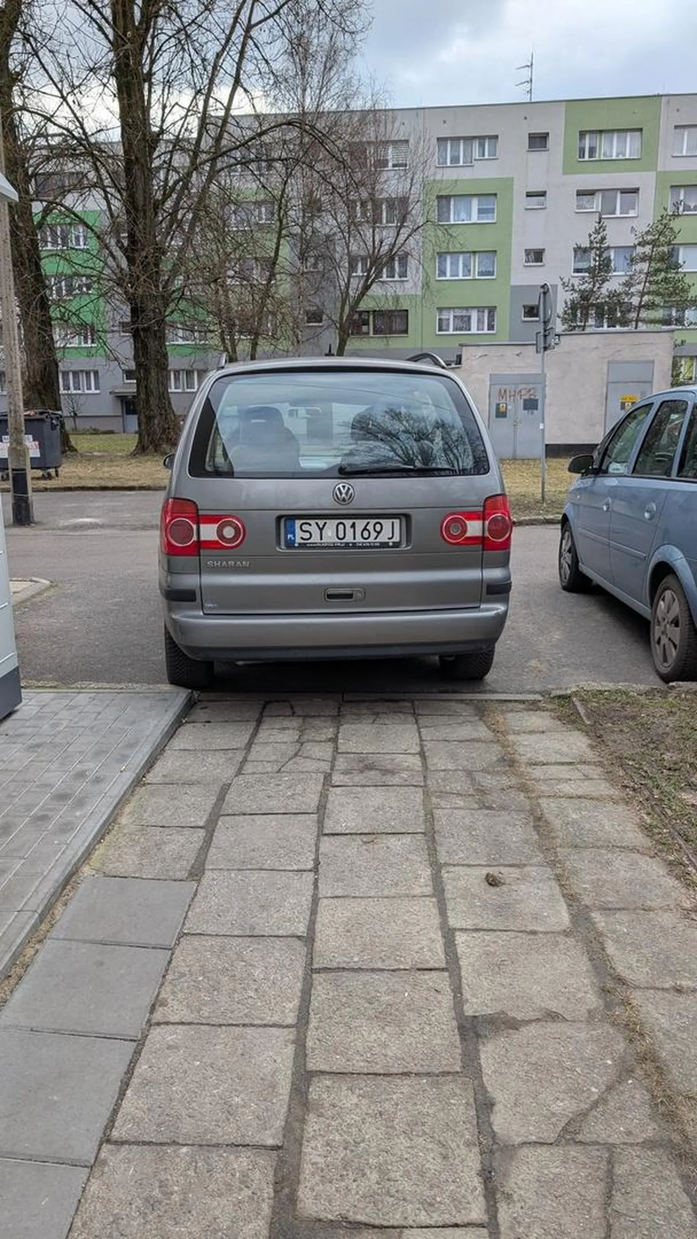 Ciąg komunikacyjny pieszego zablokowany. Trzeba się przeciskać.