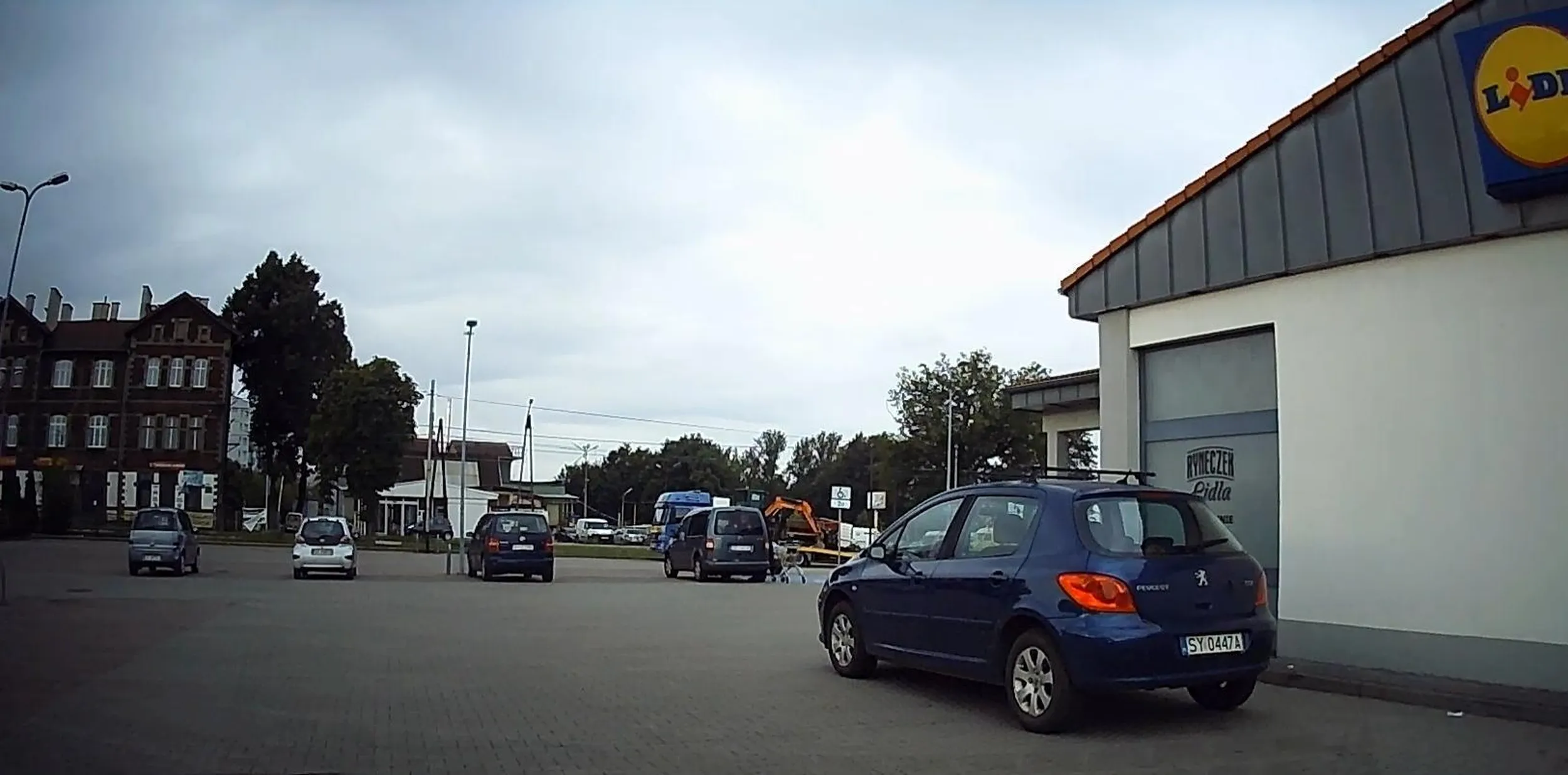 Na parkingu pełno wolnych miejsc, a ciele stoi na drodze