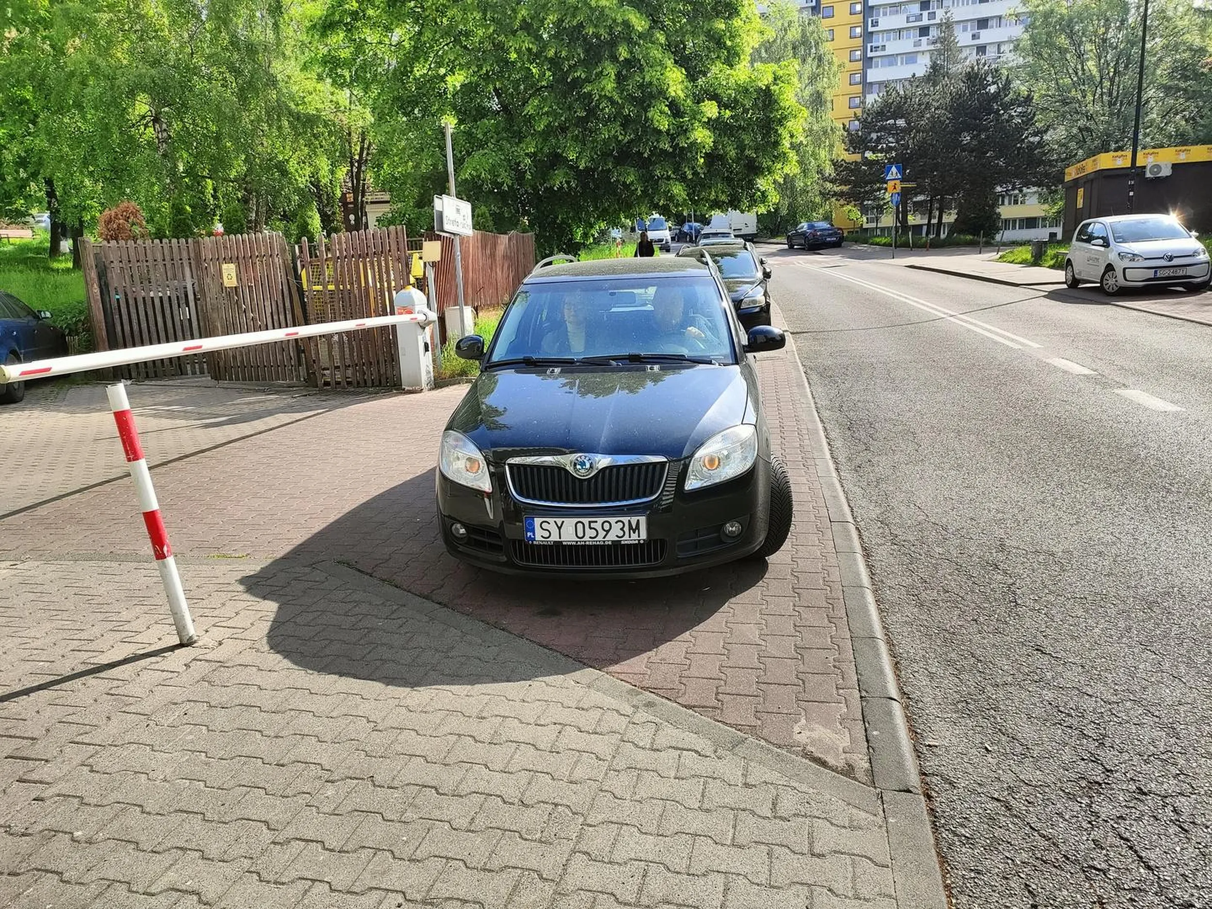 Starszy pan stwierdził, że woli zablokować wyjazd z parkingu, bo chciał iść do piekarni, zamiast zaparkować na jednym z dwóch wolnych miejsc obok, bo musiałby przejechać przez podwójna ciągła (krótka podwójna ciągła przed przejściem, a przy jednym z miejsc przerywana...)