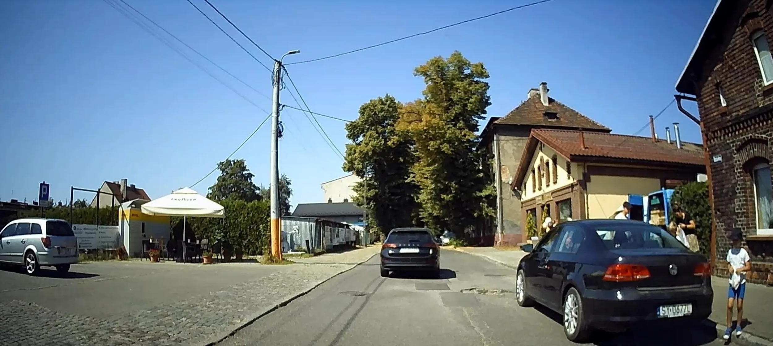 Po drugiej stronie ulicy parking, a baran stawia szajswagen na ulicy