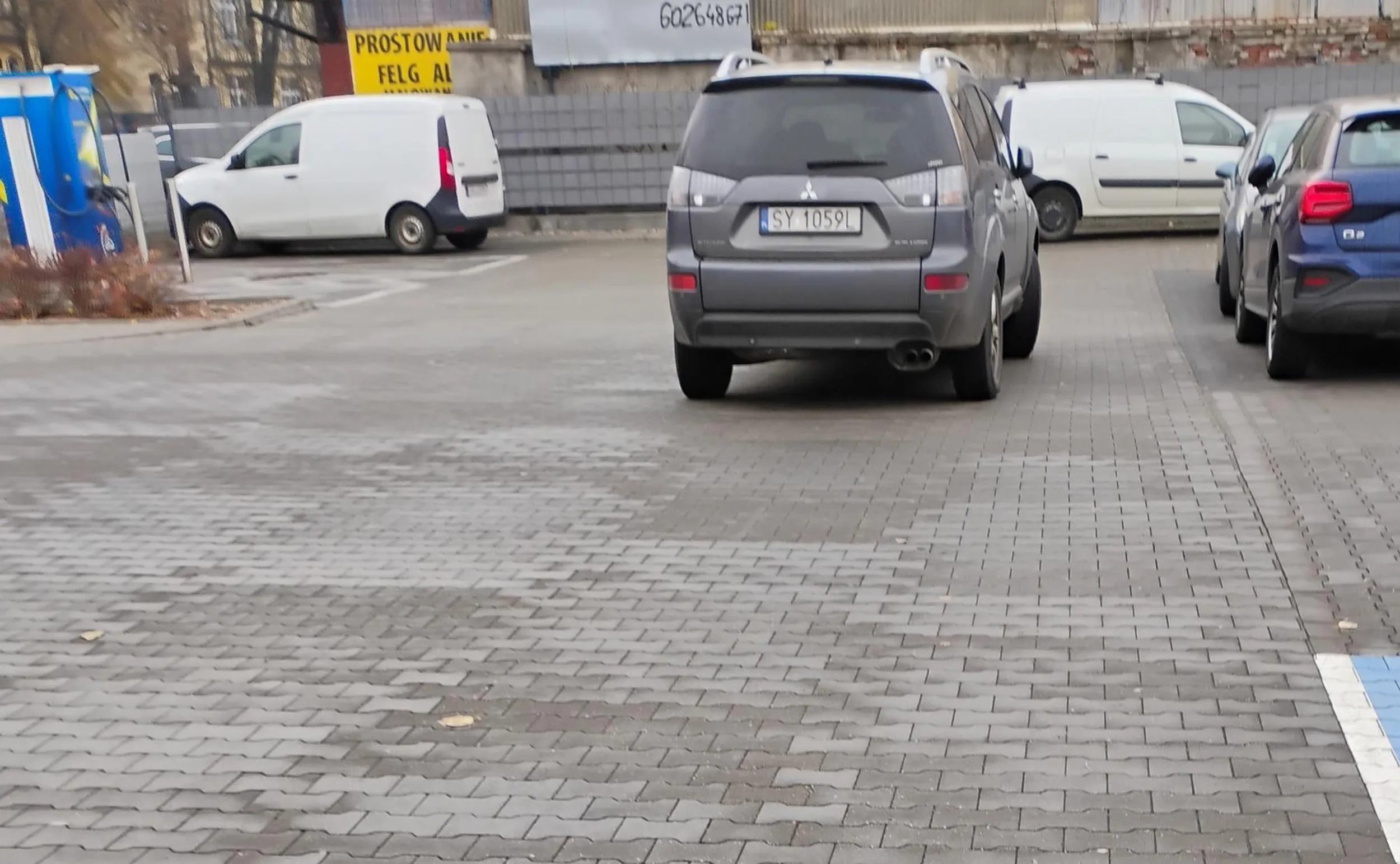 Duży parking, a palant staje na drodze