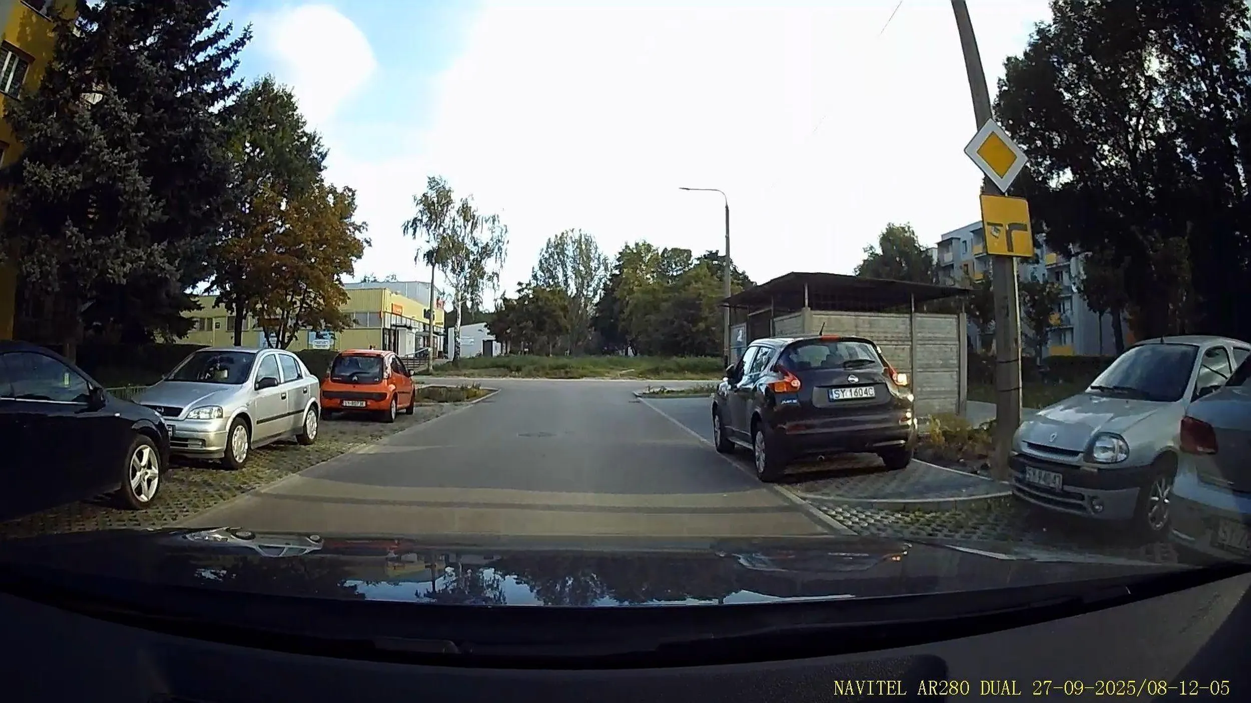 zostawia wozidło na chodniku