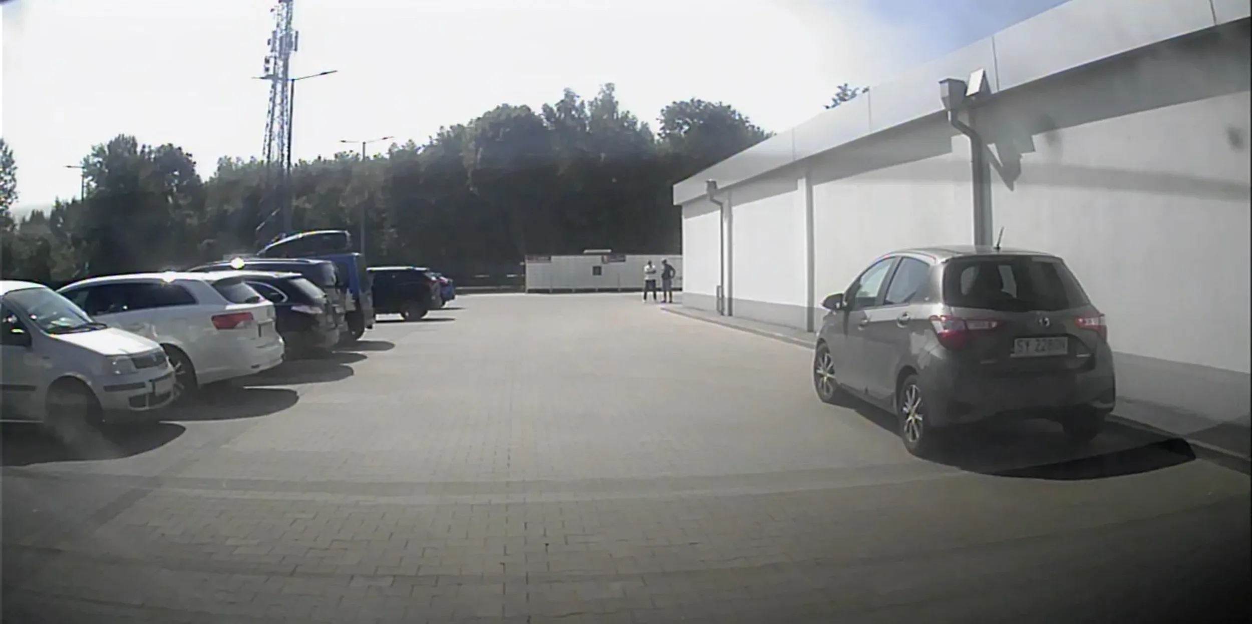 Duży parking jeszcze są wolne miejsca, a baran zostawia swój jeździk na drodze