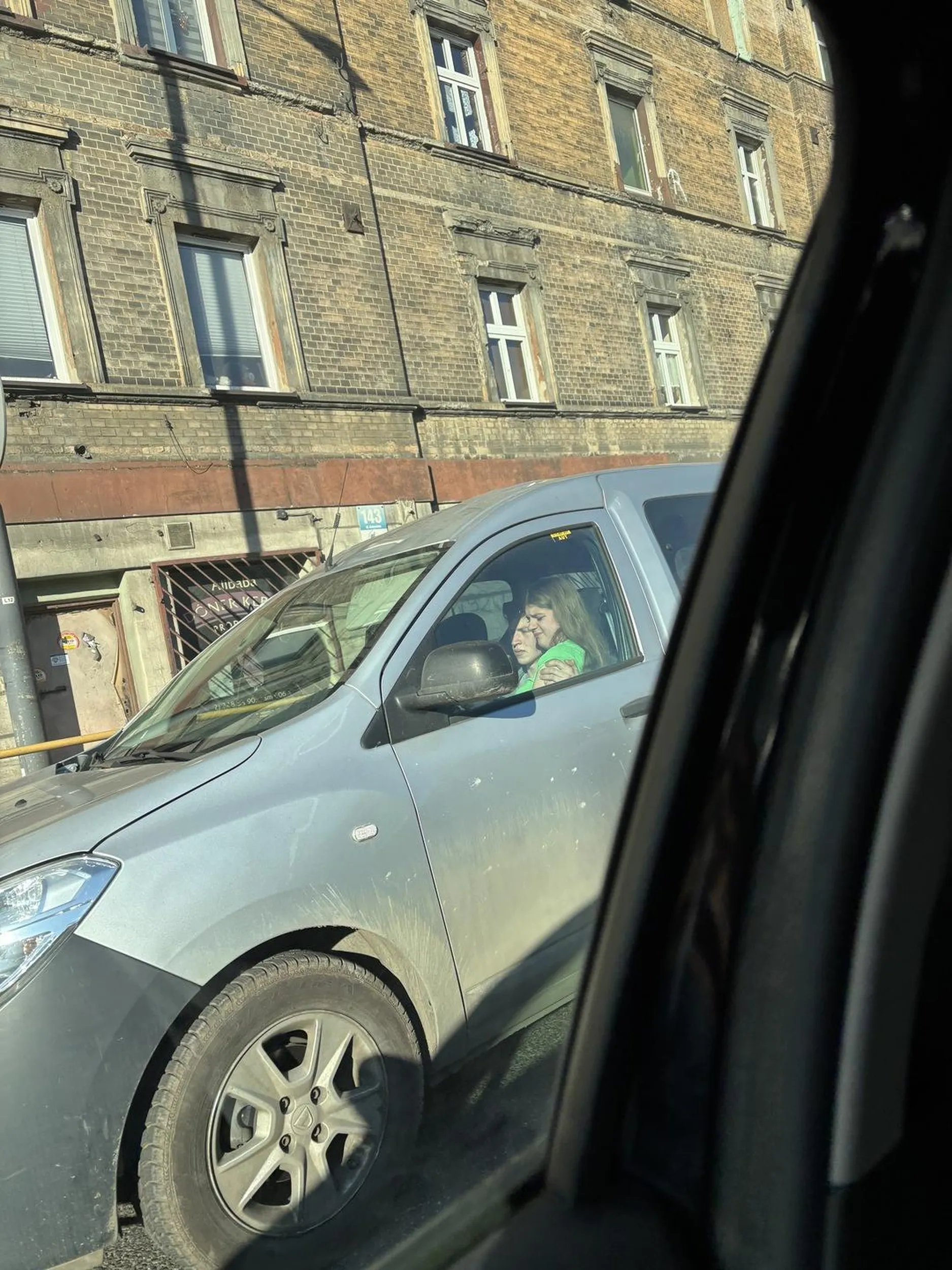 Jazda w dwie osoby na fotelu kierowcy jest chyba zabroniona?