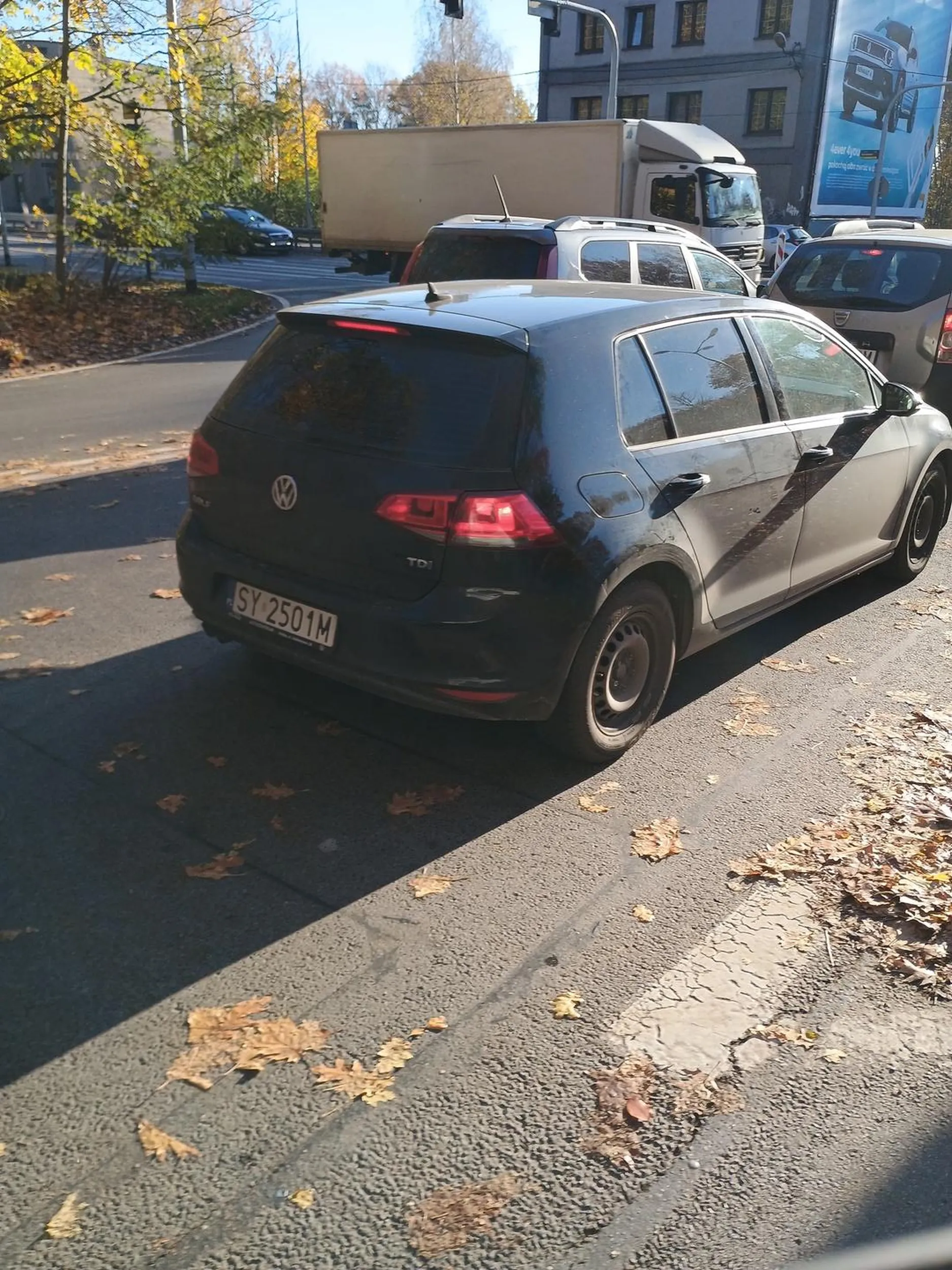 Uwaga na tego golfiarza!!! Jeździ najprawdopodobniej pod wpływem alkoholu lub środków psychoaktywnych i odurzających.Dziś prawie by nie rozjechał kobiety na pasach !!! Tępić takie gnidy dworskie !!!