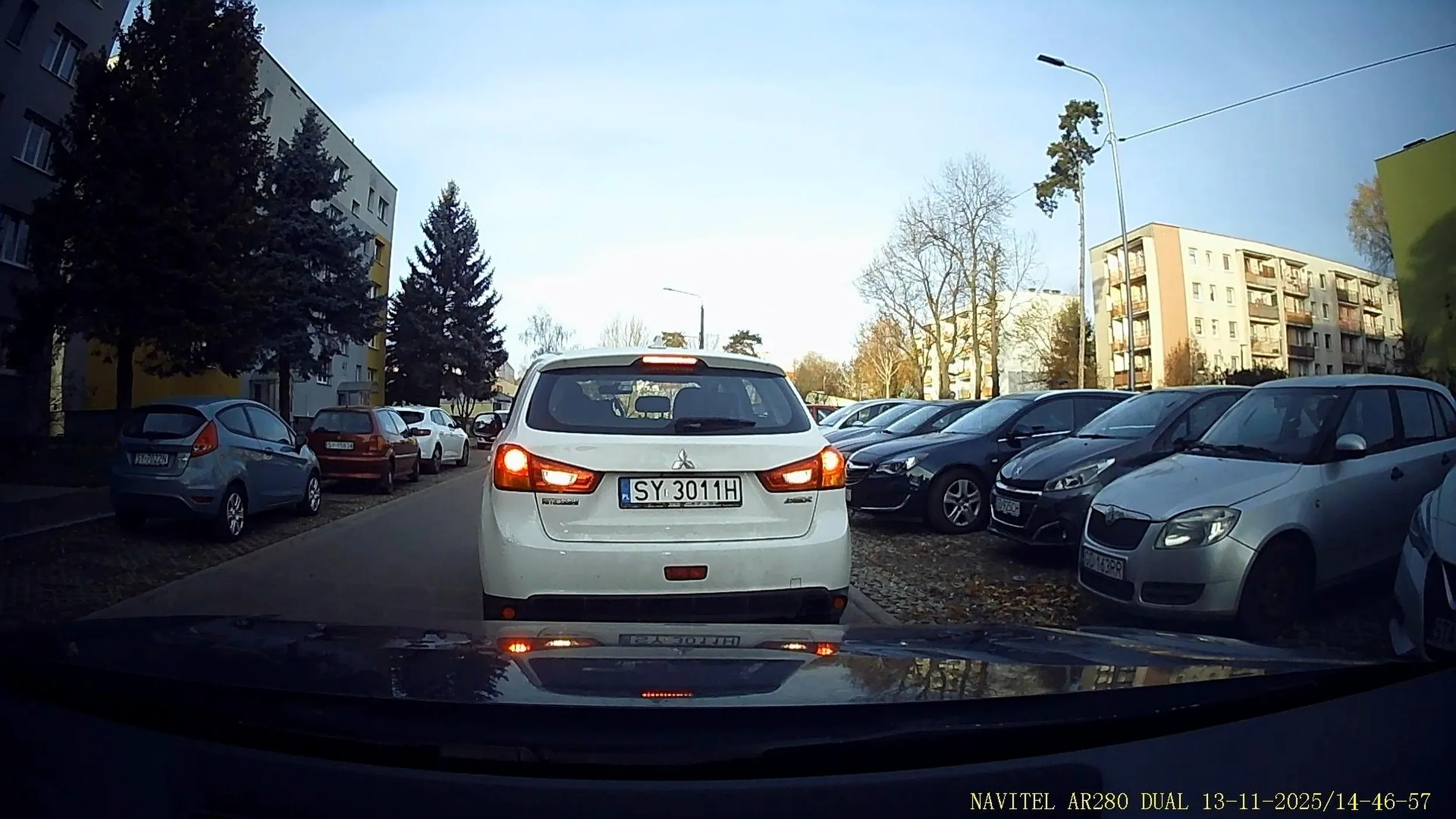 Właściciel (bo kierowcą na pewno on nie jest) tego wozidła twierdzi, że magiczny kierunkowskaz pozwala mu cofać na samochody za sobą, na pytanie czy zna przepisy ruchu drogowego odpowiedzi nie dostałem tylko zapadła cisza Art. 23. 1. Kierujący pojazdem jest obowiązany: 3) przy cofaniu ustąpić pierwszeństwa innemu pojazdowi lub uczestnikowi ruchu i zachować szczególną ostrożność, a w szczególności: a) sprawdzić, czy wykonywany manewr nie spowoduje zagrożenia bezpieczeństwa ruchu lub jego utrudnienia, b) upewnić się, czy za pojazdem nie znajduje się przeszkoda; w razie trudności w osobistym upewnieniu się kierujący jest obowiązany zapewnić sobie pomoc innej osoby.