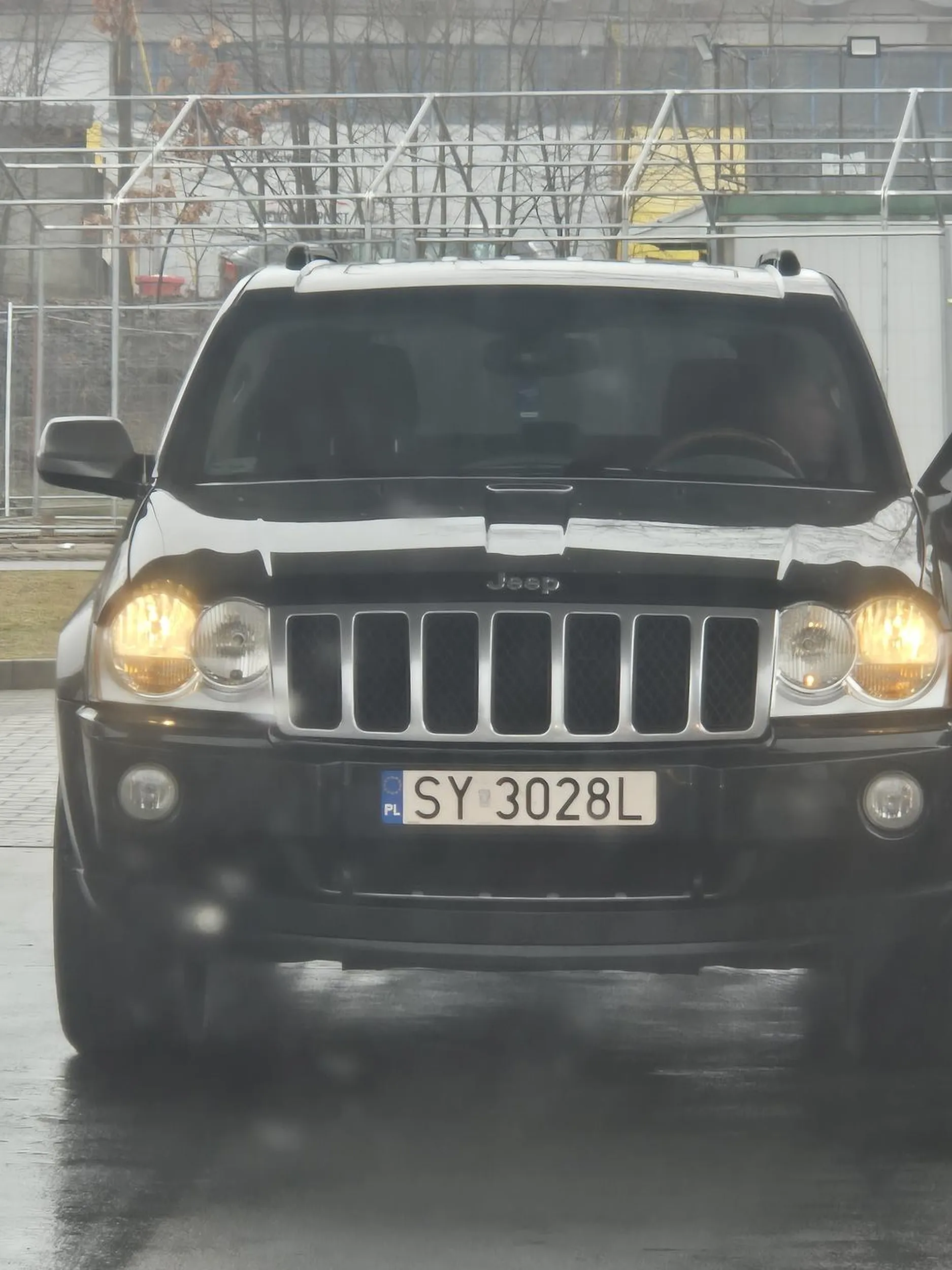 niemiły kierowca, zajeżdża drogę przy wyjezdzaniu ze stacji , niech się sam popka w glowe :)