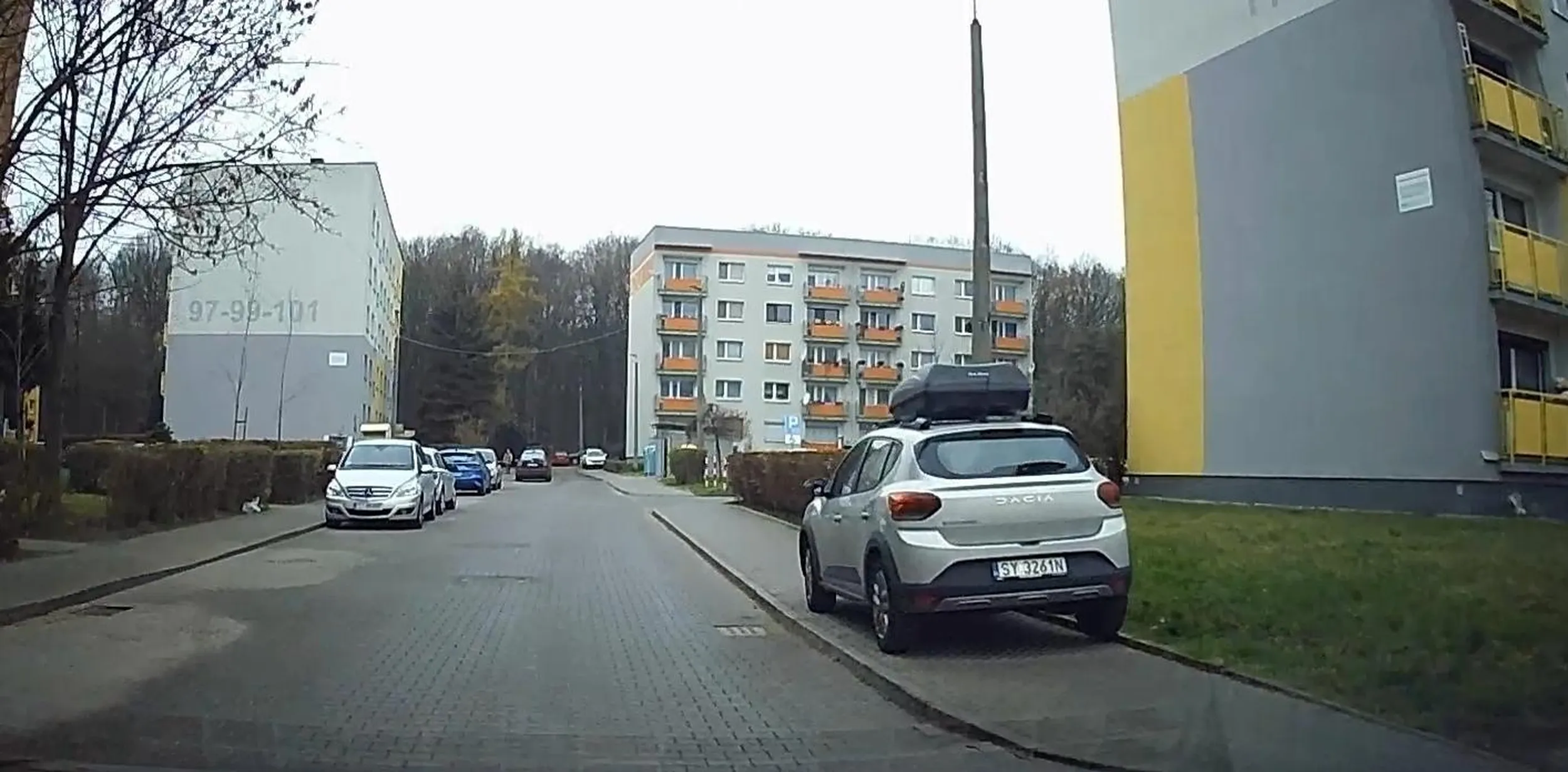 fekalier zostawia szambowóz na chodniku