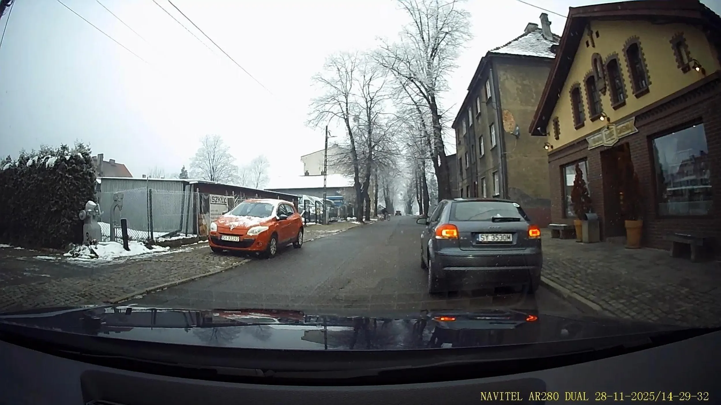 Taki duży parking z lewej strony dla klientów, a osioł staje na drodze