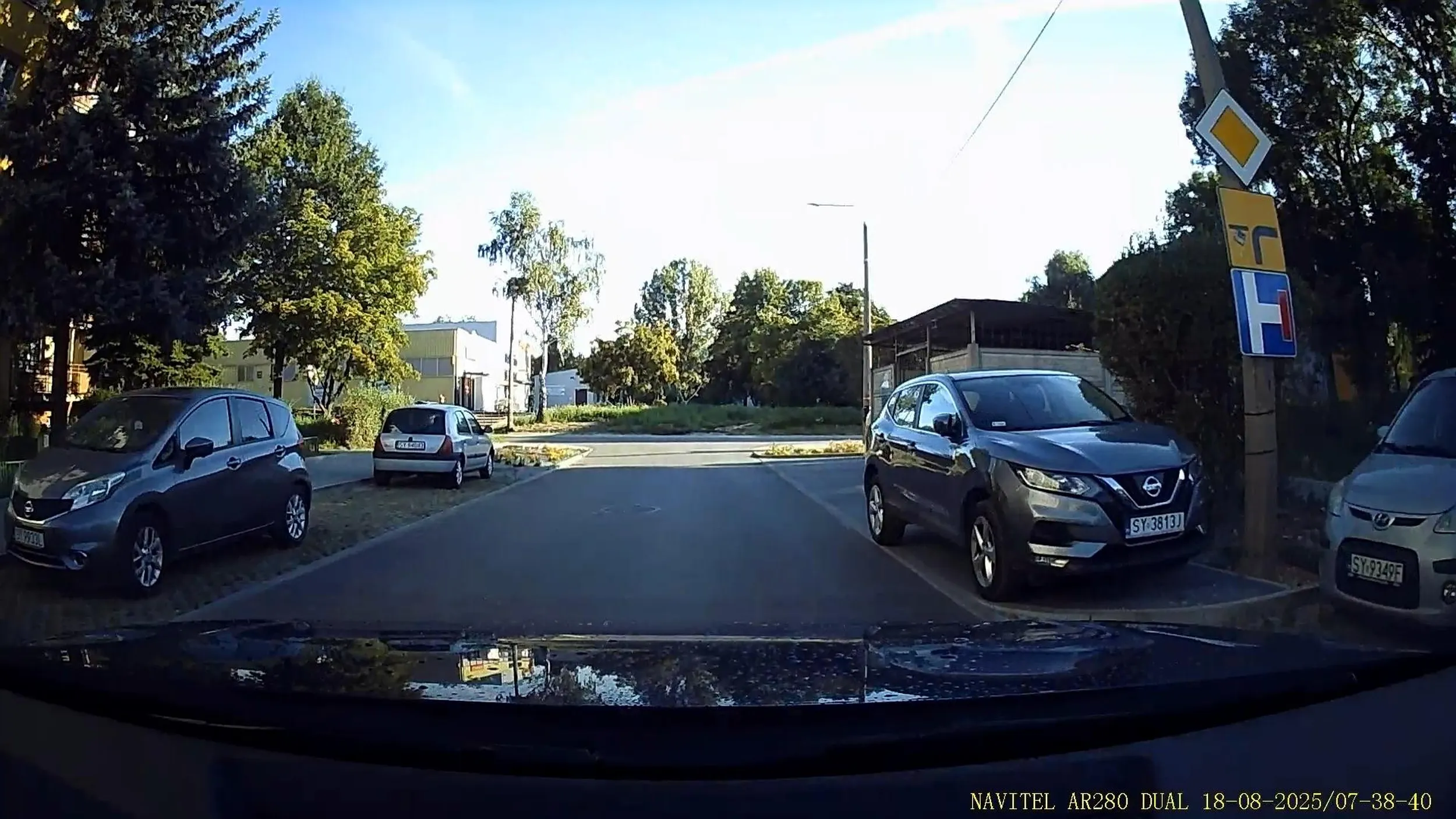 Kolejny co niszczy nowy chodnik