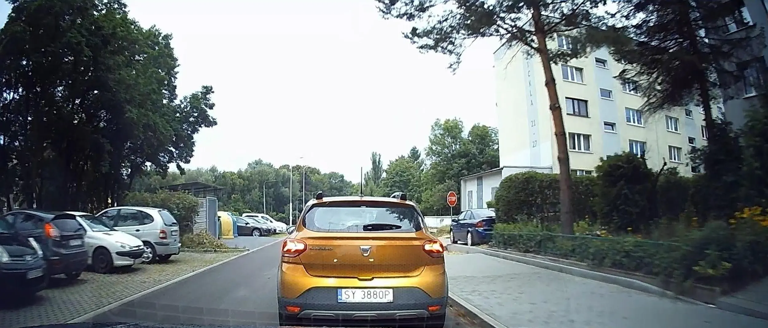 Niepoważny człowiek lub pod wpływem jakiś środków w ternie zabudowany jedzie ledwo 20km/h