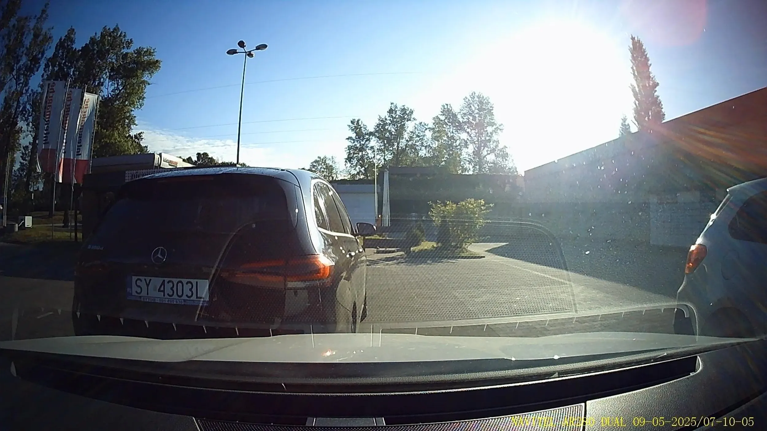 ślepy samolub na środku dwóch miejsc