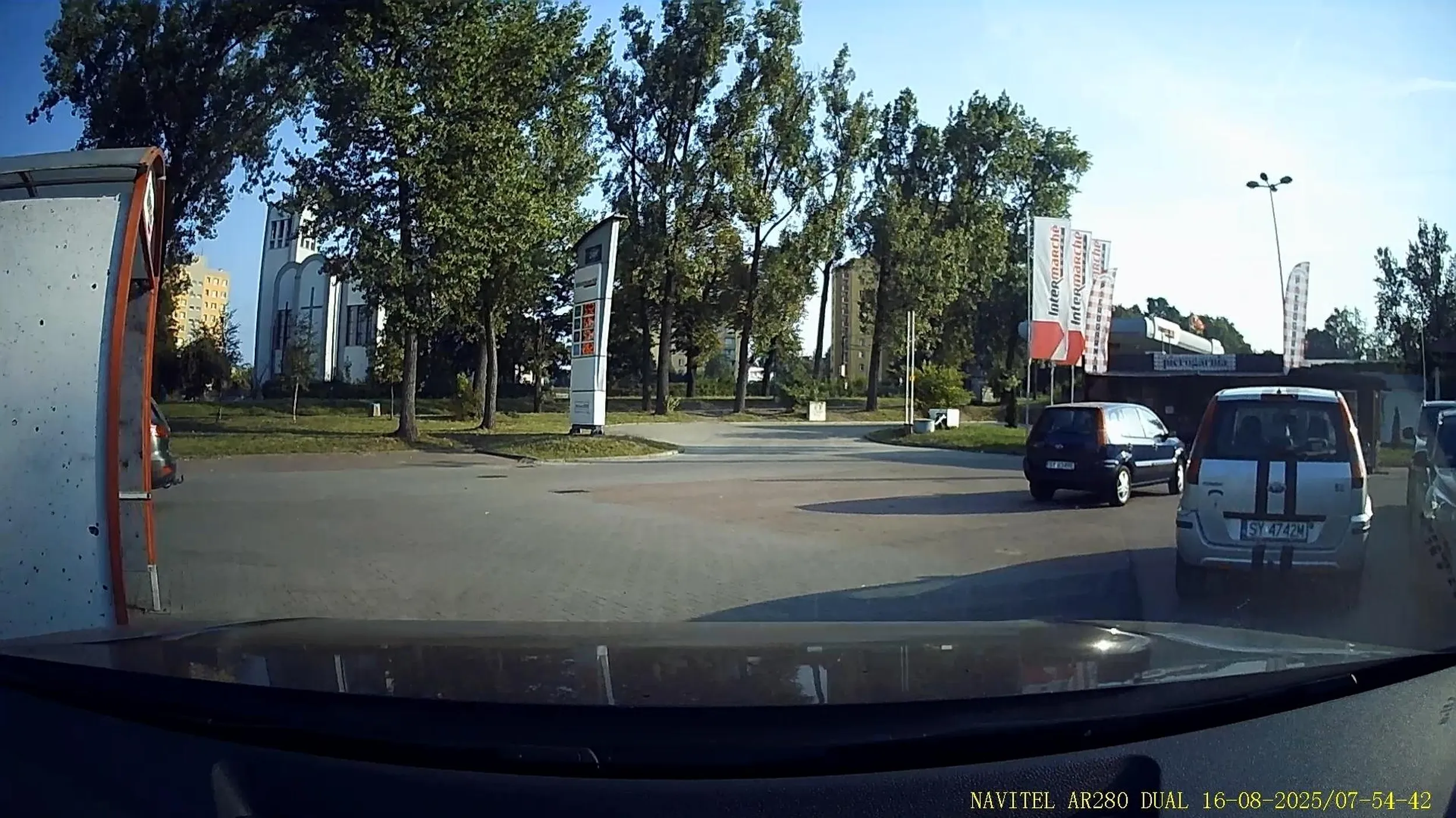 Baran nie potrafi parkować i obija innym samochody drzwiami na zwrócenie uwagi jeszcze się wypiera, że to nie on, gdy jego drzwi opierają się o drugi samochód