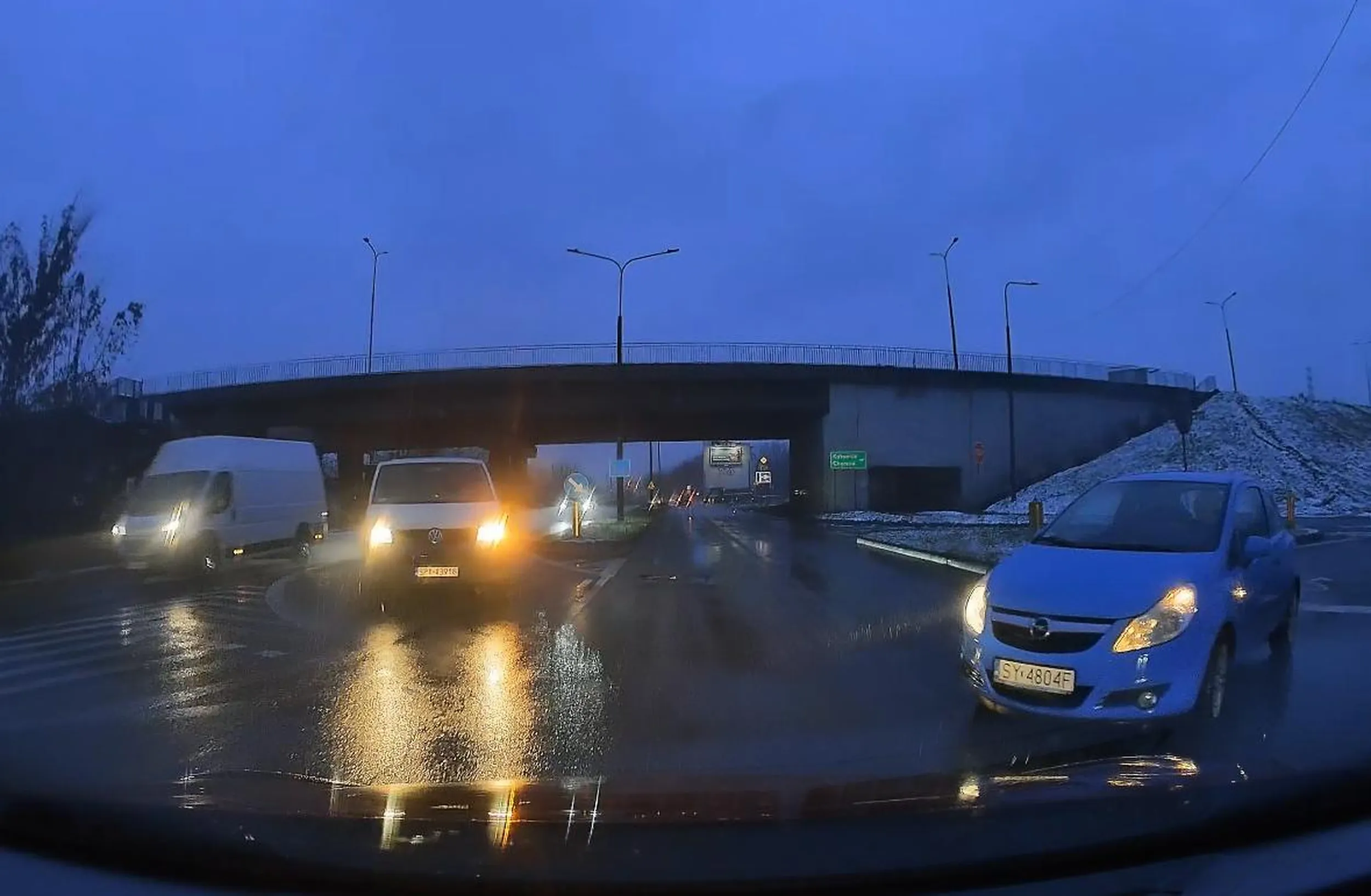 Przy kiepskich warunkach pogodowych i w godzinach szczytu Karyńsko wymusza pierwszeństwo