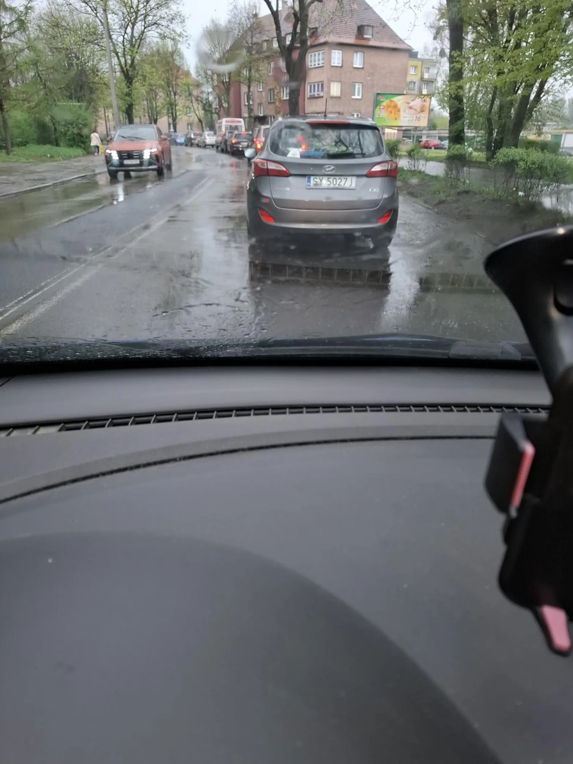 Kierowca w okularach wymusił pierwszeństwo na Zabrzańskiej omal nie doprowadzając do wypadku. Potem prawie rozjechał pieszych na Konsytytucji na Karbiu. Proszę trzymać od niego dystans.