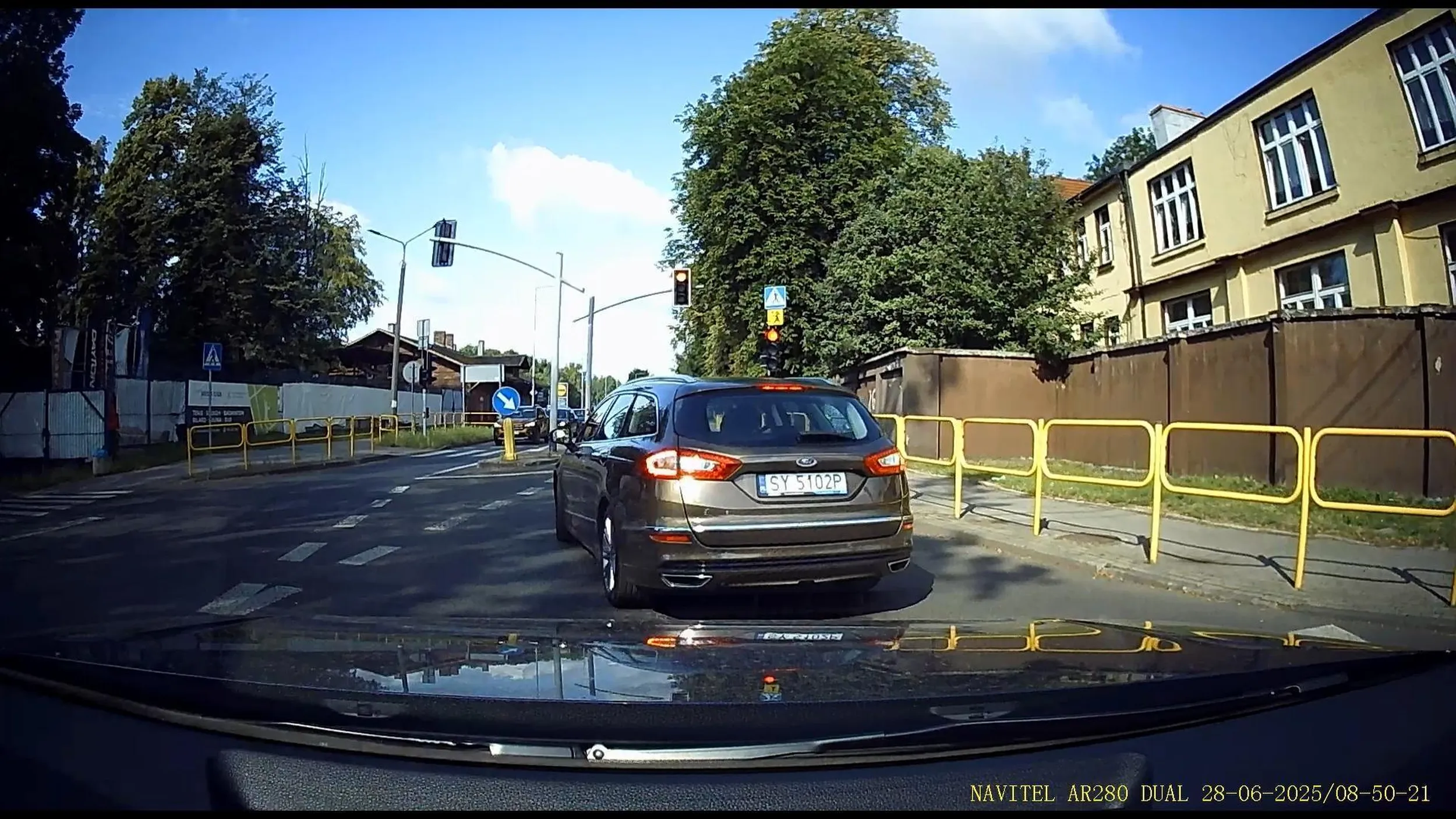 Nie wie co oznacza znak stop tylko macha łapami jak małpa