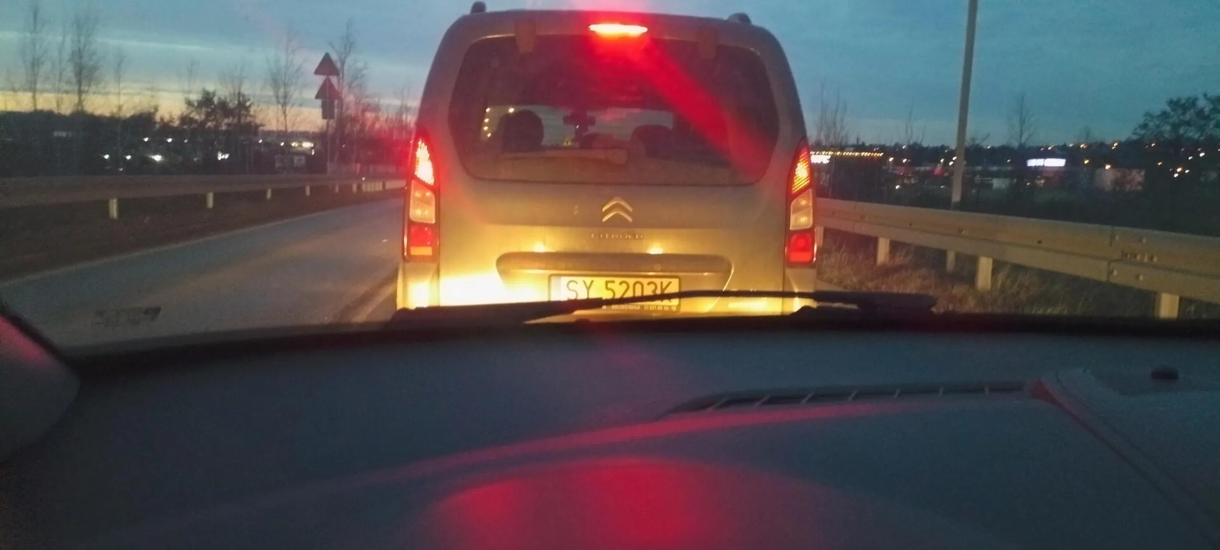 Dziwny kierowca .jakis nerwowy. Wymachiwał coś przez szybę chyba do mnie , nie jestem pewien bo nic nie zrobiłem złego oprócz tego jeszcze rozmawia przez telefon w czasie jazdy