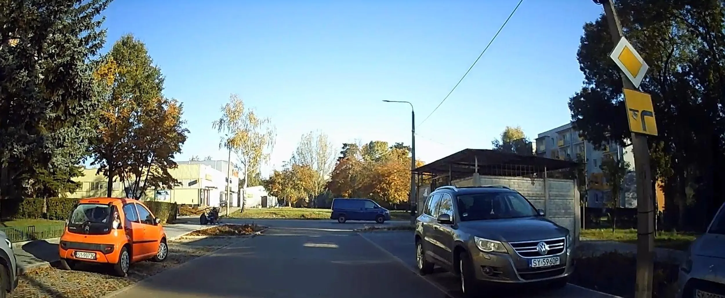 nowa ŚMIECIARKA parkuje na chodniku