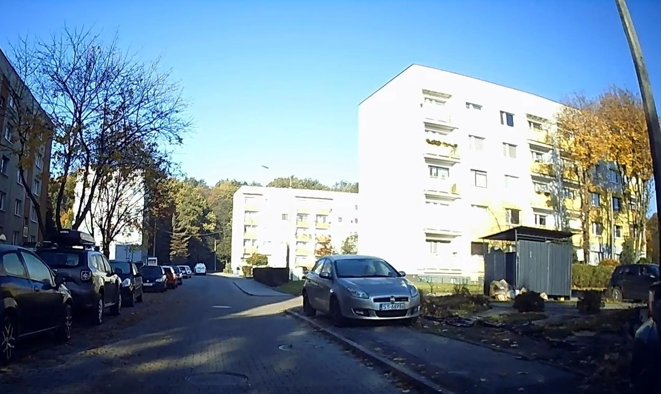 dalej niczego się nie nauczył i parkuje na chodniku