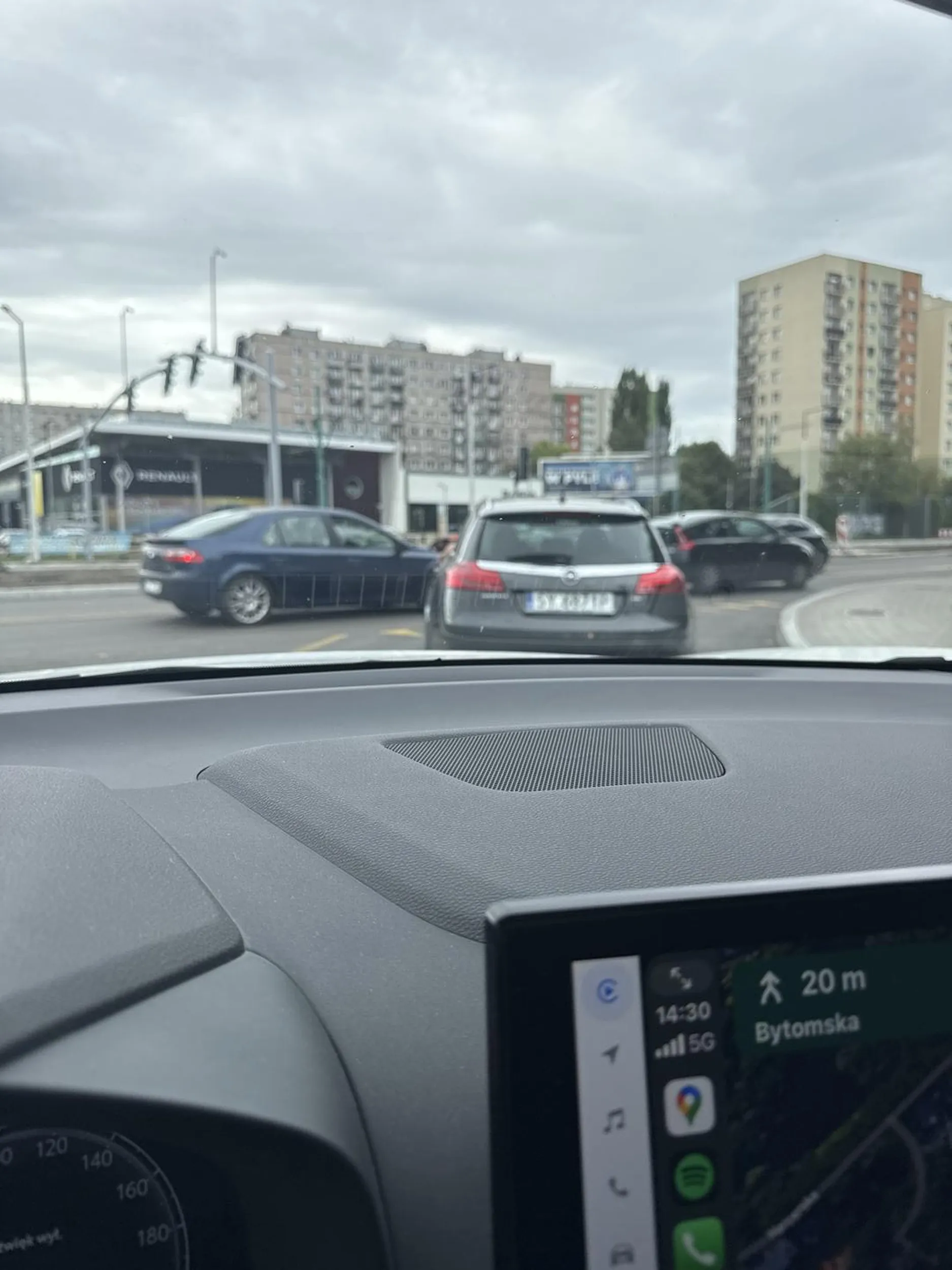 Proponuję powrót do przepisów kodeksu ruchu drogowego. A nie ręka wystawiona i szeryf drogowy