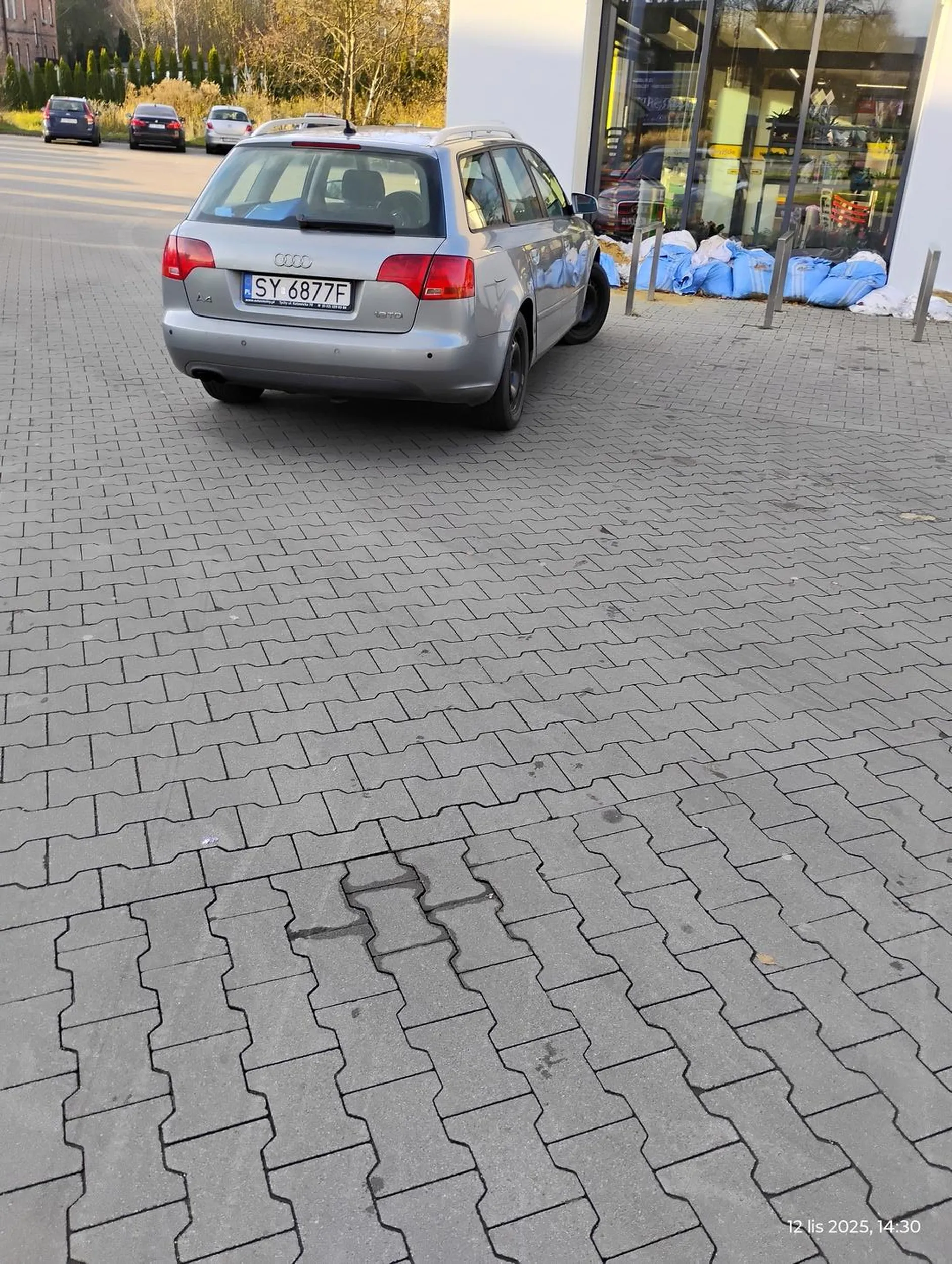 pacan co uważa (bo myślenie dla niego to coś nieznanego), że jego szrot jest rowerem i przy okazji zastawia drogę przejazdową