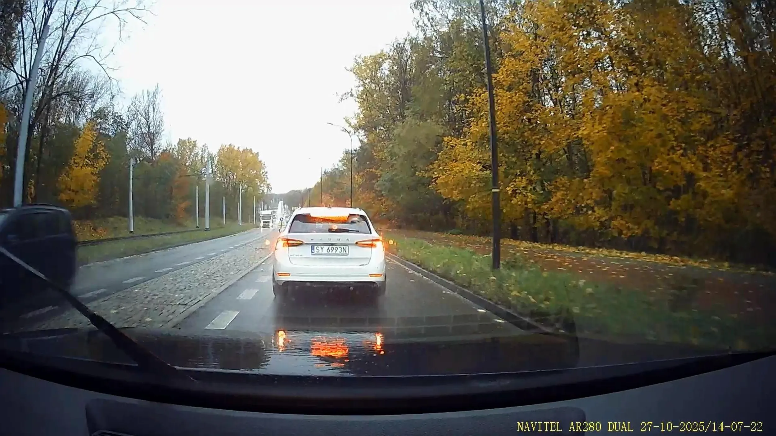 Próbuje wyłudzić odszkodowanie przez gwałtowne hamowanie