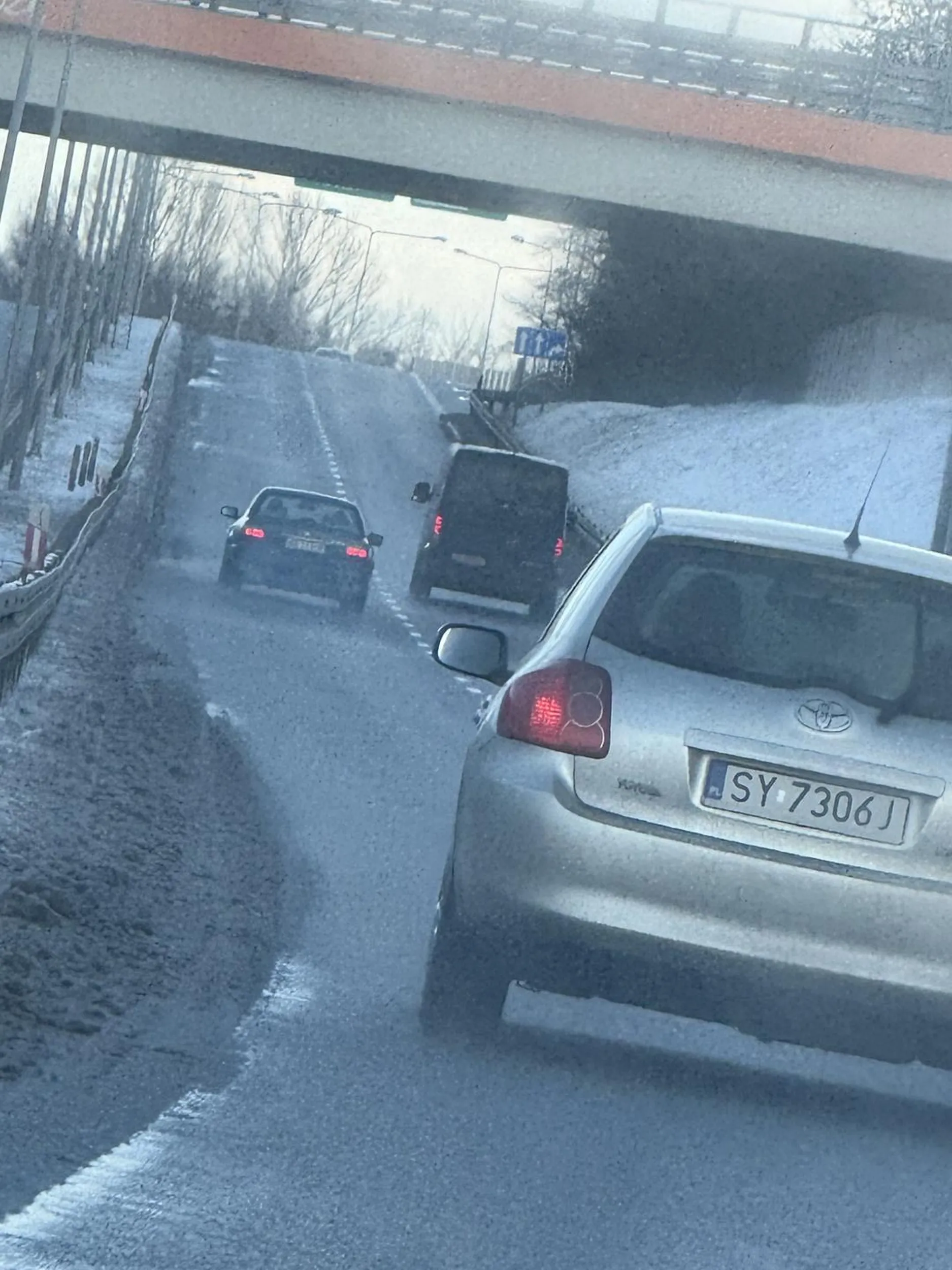 Kondom podjeżdża pod dupę i zgrywa szeryfa na drodze