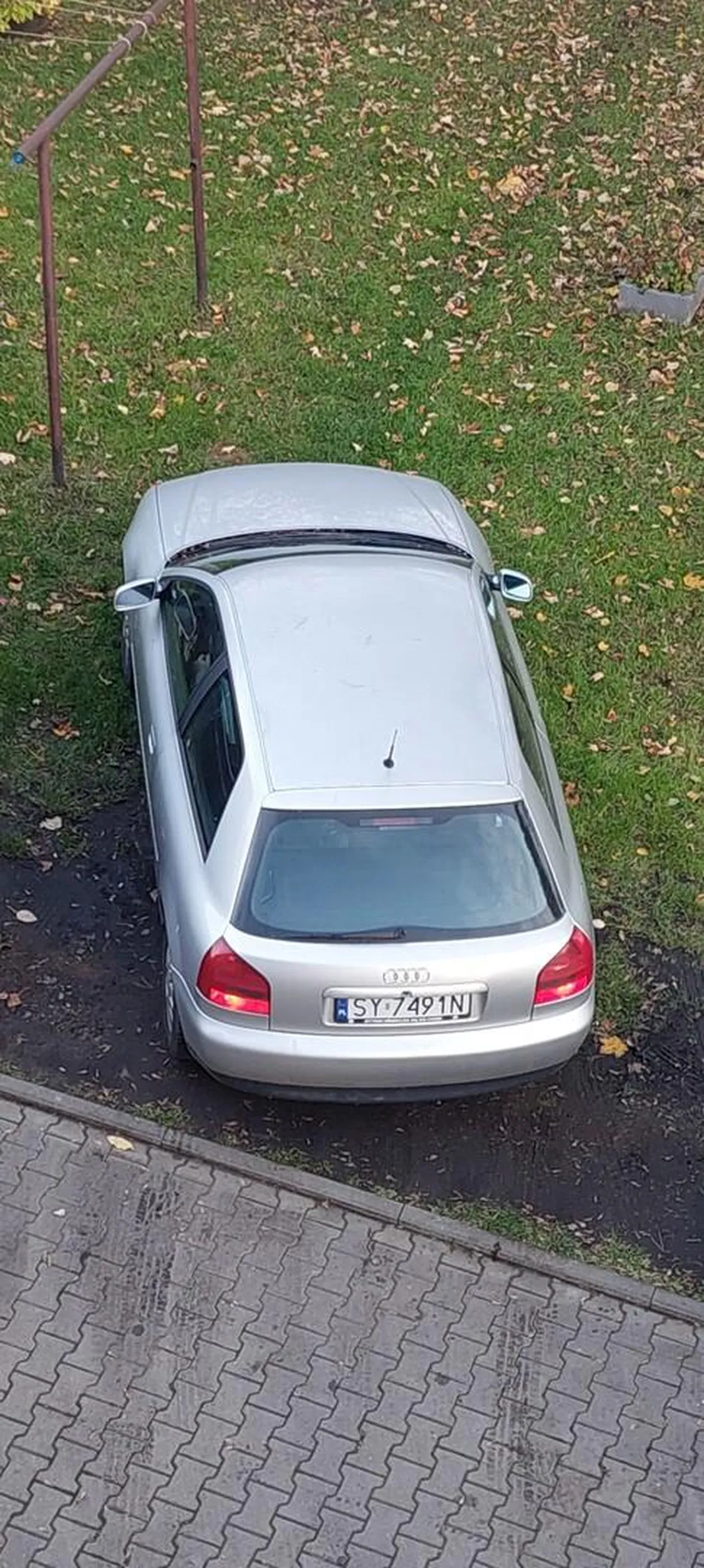 Zdupczaj ciulu z mojej posesji i nie niszcz mi zieleni!!! Teren dla właścicieli mieszkań czego k...o przekleta nie rozumiesz ?!! 6 znaków z oznaczeniami a ty dalej ślepy?!