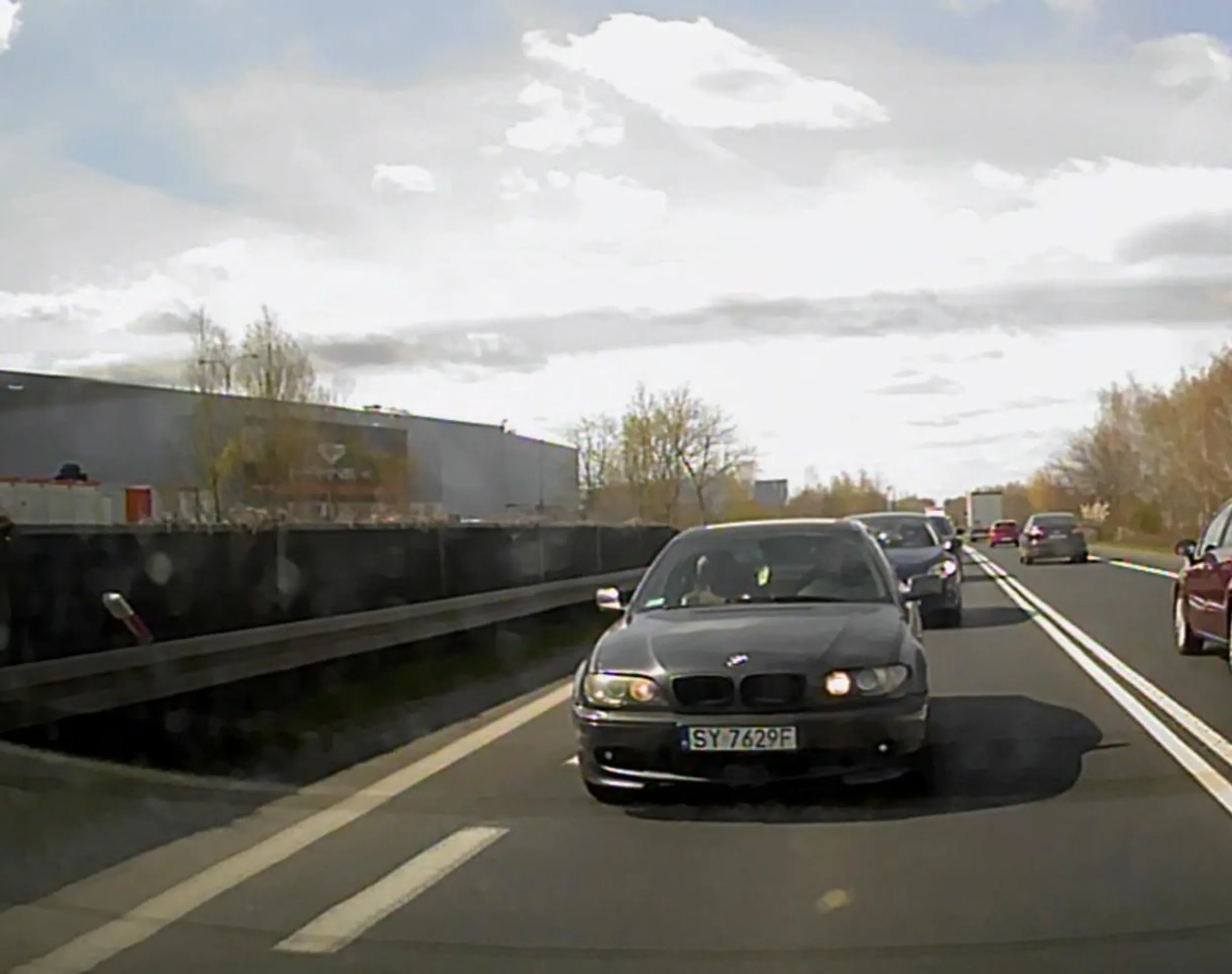 nie wie co oznacza znak ustąp pierwszeństwa i trąbi na samochody jadące zgodnie z przepisami ruchu drogowego