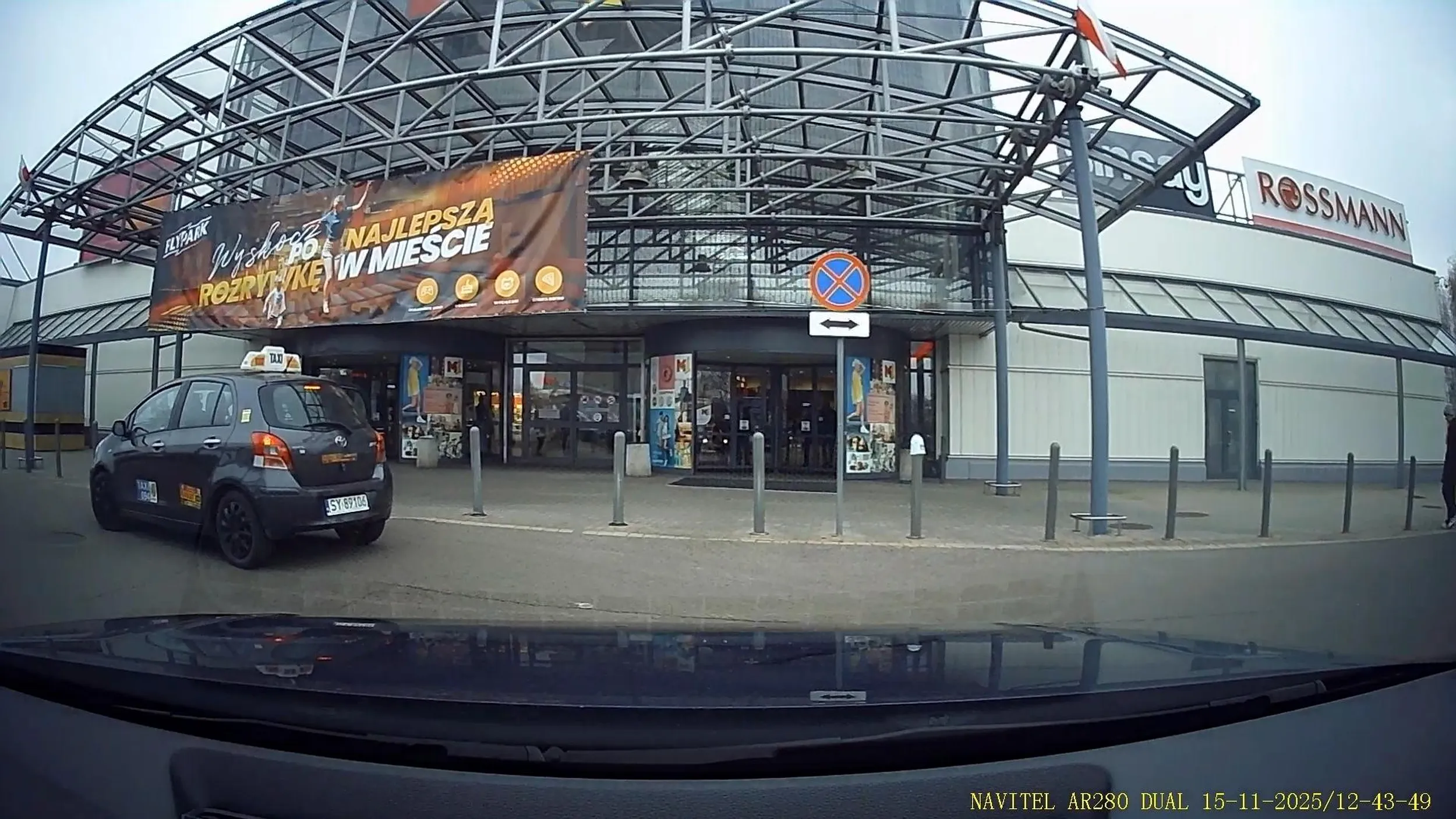 złotówa co nie zna przepisów droga dwukierunkowa i zakaz zatrzymywania, a ciućmok parkuje