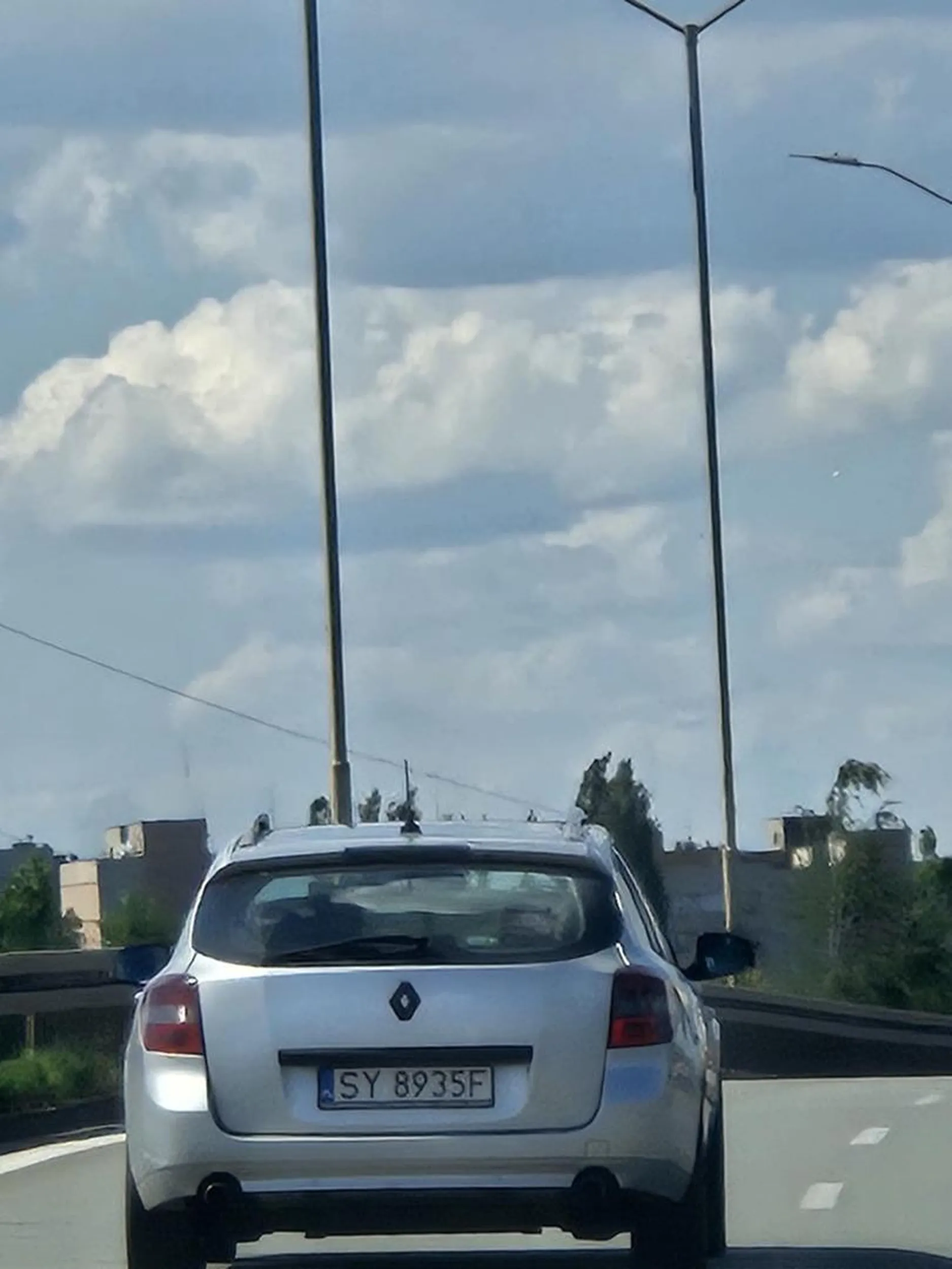 Jeżeli nie potrafisz jeździć lewym pasem i nie znasz polskiego prawa to proszę oddaj prawko tam gdzie je odebrałeś i przesiądź się na komunikację miejską tam przynajmniej nie będziesz powodował  zagrożenia na drodze hamując specjalnie auta za tobą