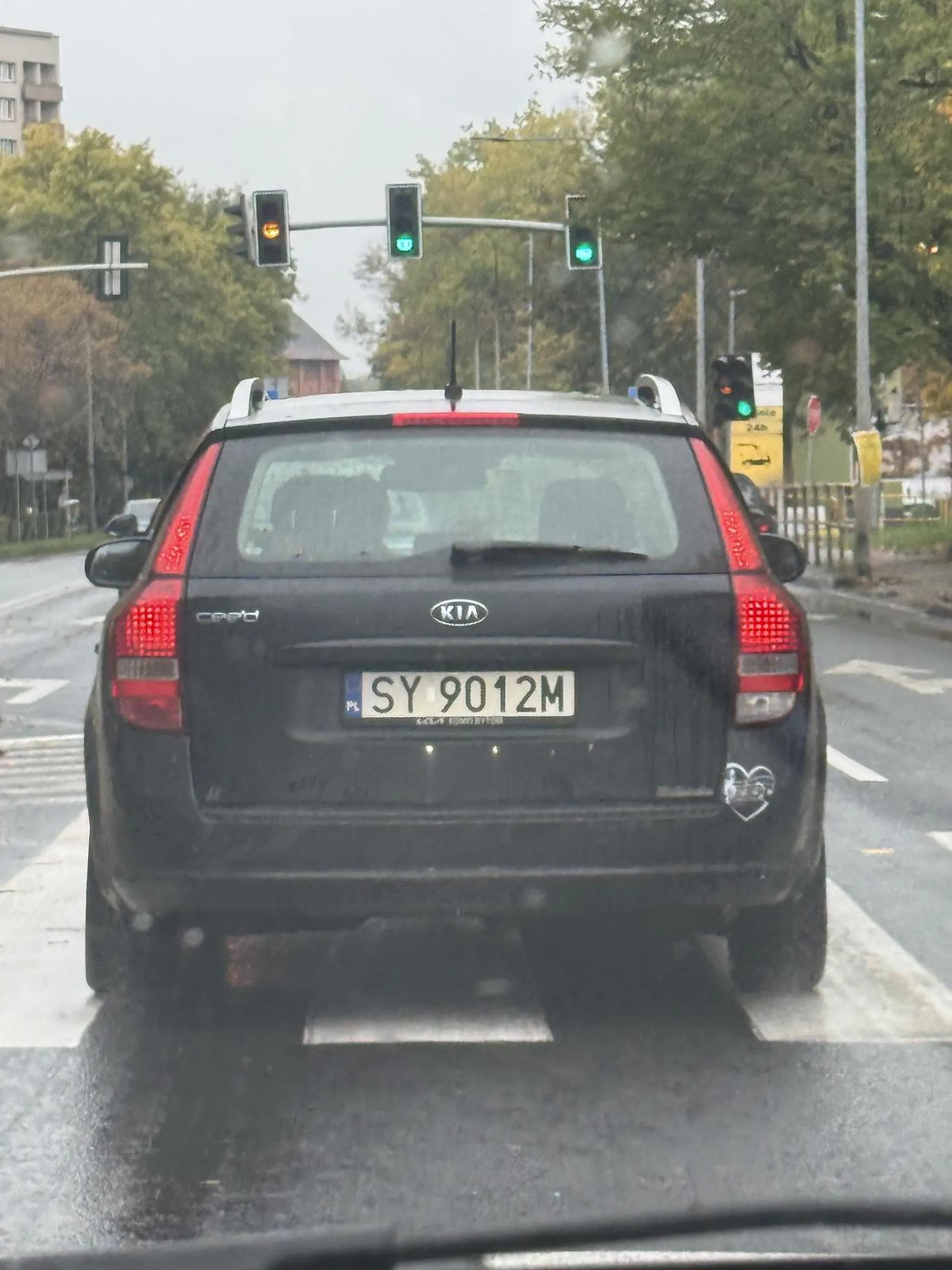 Kierowca chyba próbuje wyłudzić jakieś odszkodowanie, na lewy pas wjeżdża centralnie przed maskę jadąc 40km/h.