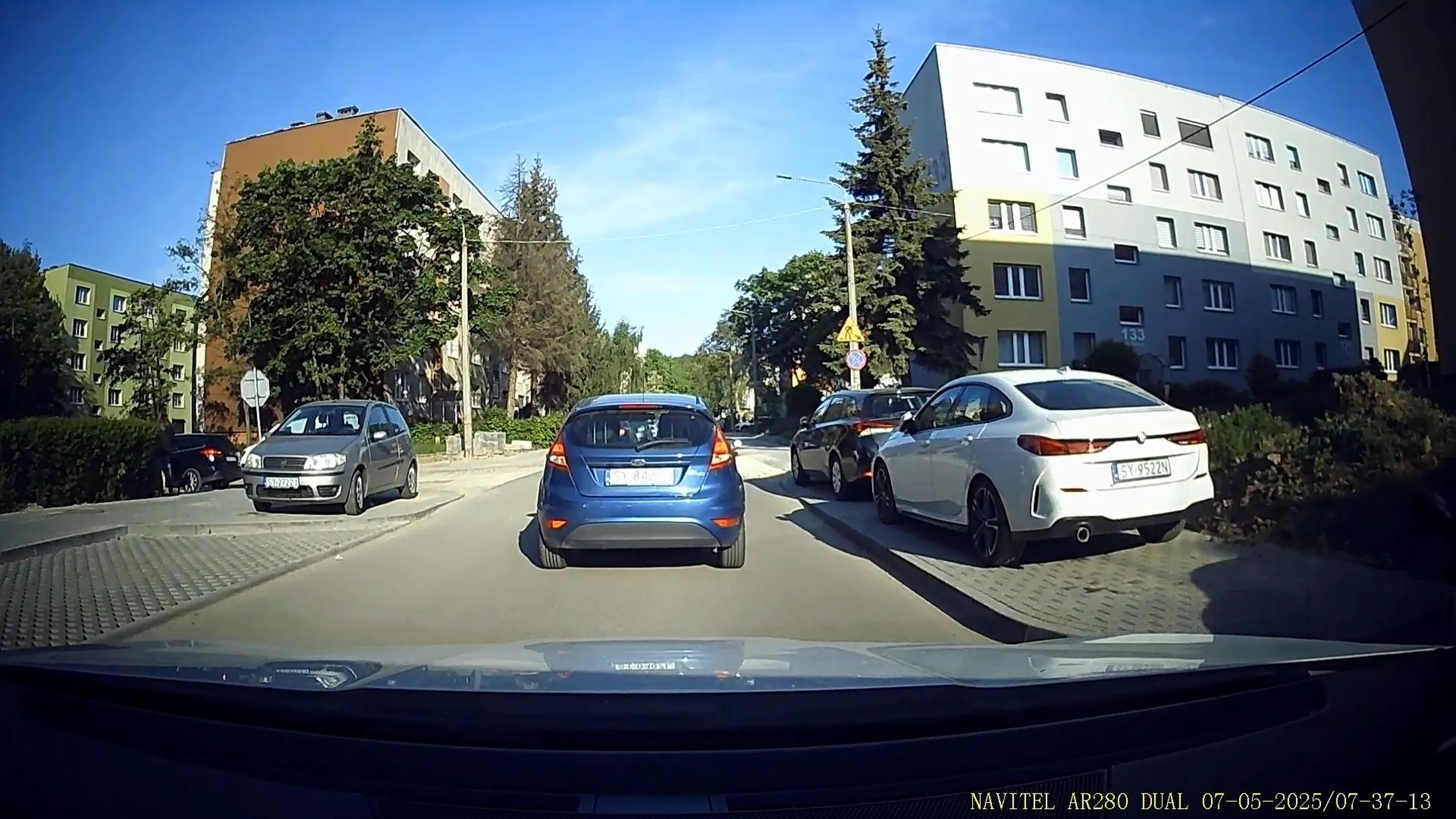 To był nowy chodnik na burakowoza było stać, a na parking już zabrakło