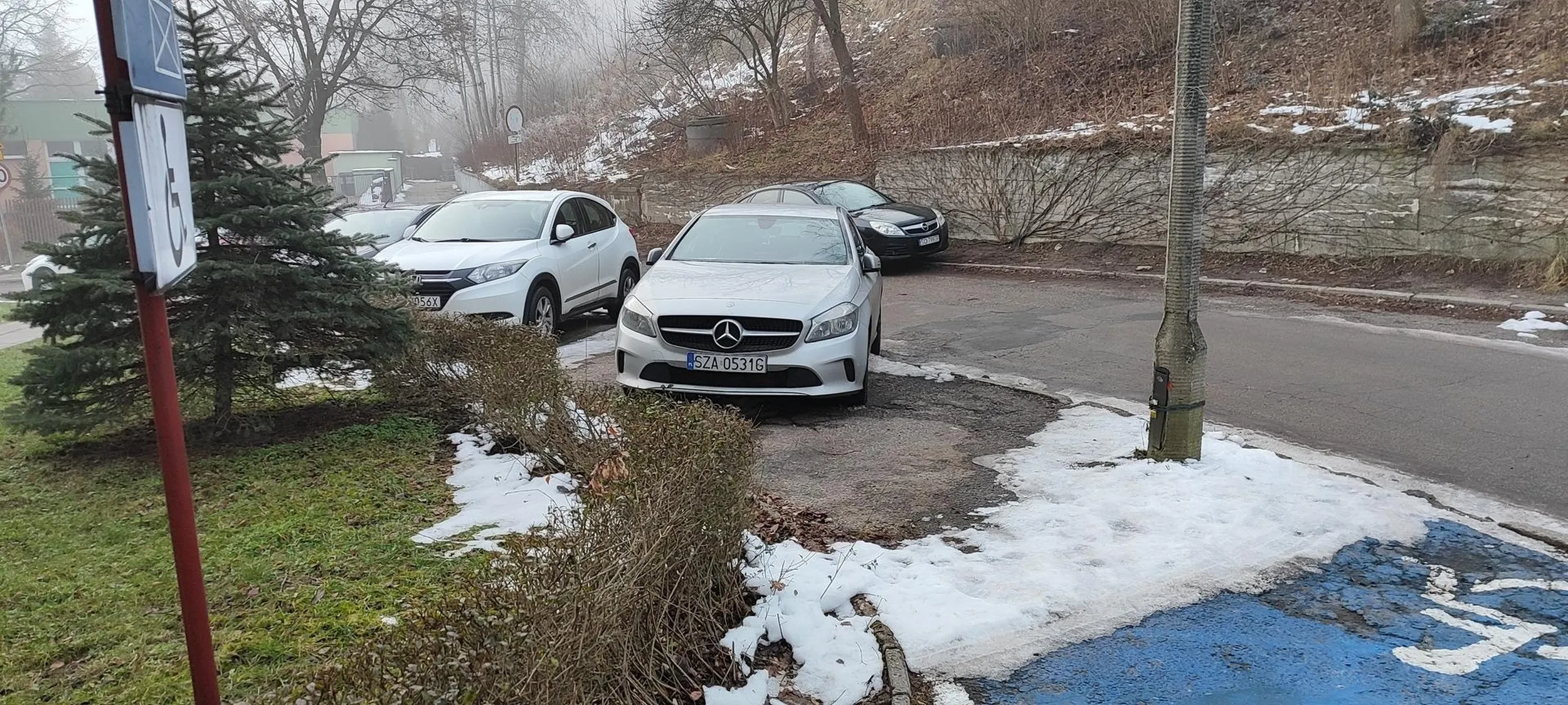 Karyna z mercedesa przyjechała po bombelka do przedszkola i zajęła 2 miejsca...