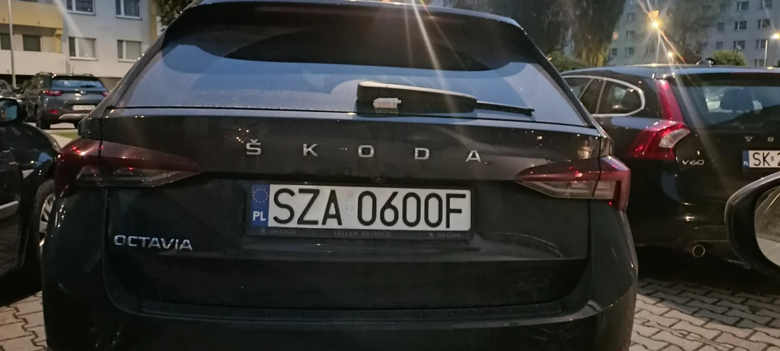 8 października wyprzedził mnie "na gazetę", pchając się na trzeciego i nie zważając, że jadę na rowerze. Dogoniony na parkingu, na stonowaną uwagę o wykroczeniu i zagrożeniu dla zdrowia lub życia, odpowiedział rynsztokiem. Sprawa oczywiście zgłoszona.