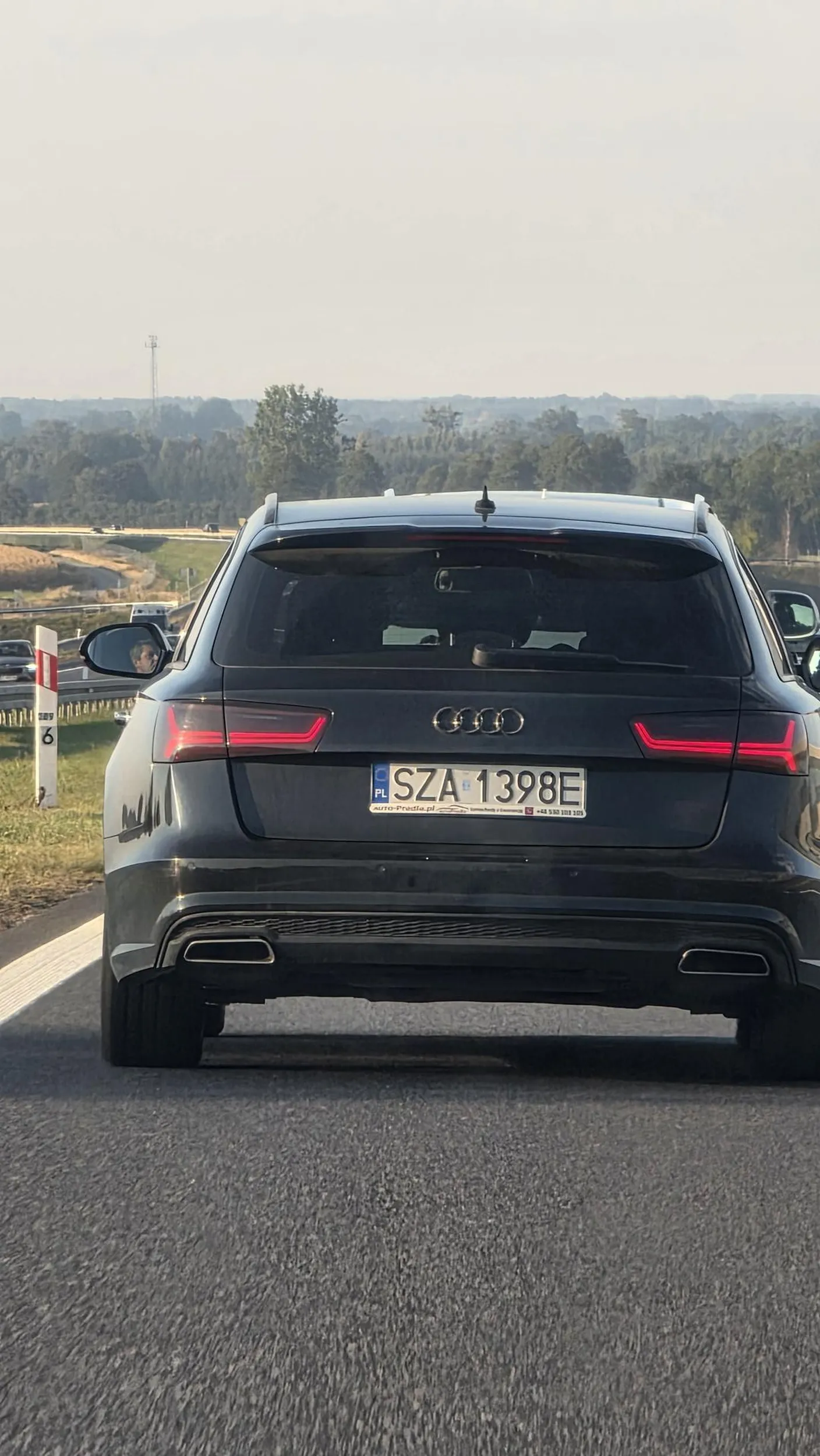 Kierowca raczej nie grzeszy... wymija prawym pasem jak na lewym wolniej jadą auta bo sie zrobil zator. Wyobraźni brak siedzi na zderzaku mało na pas zieleni nie wjedzie, nie potrafi sie zachować na drodze.