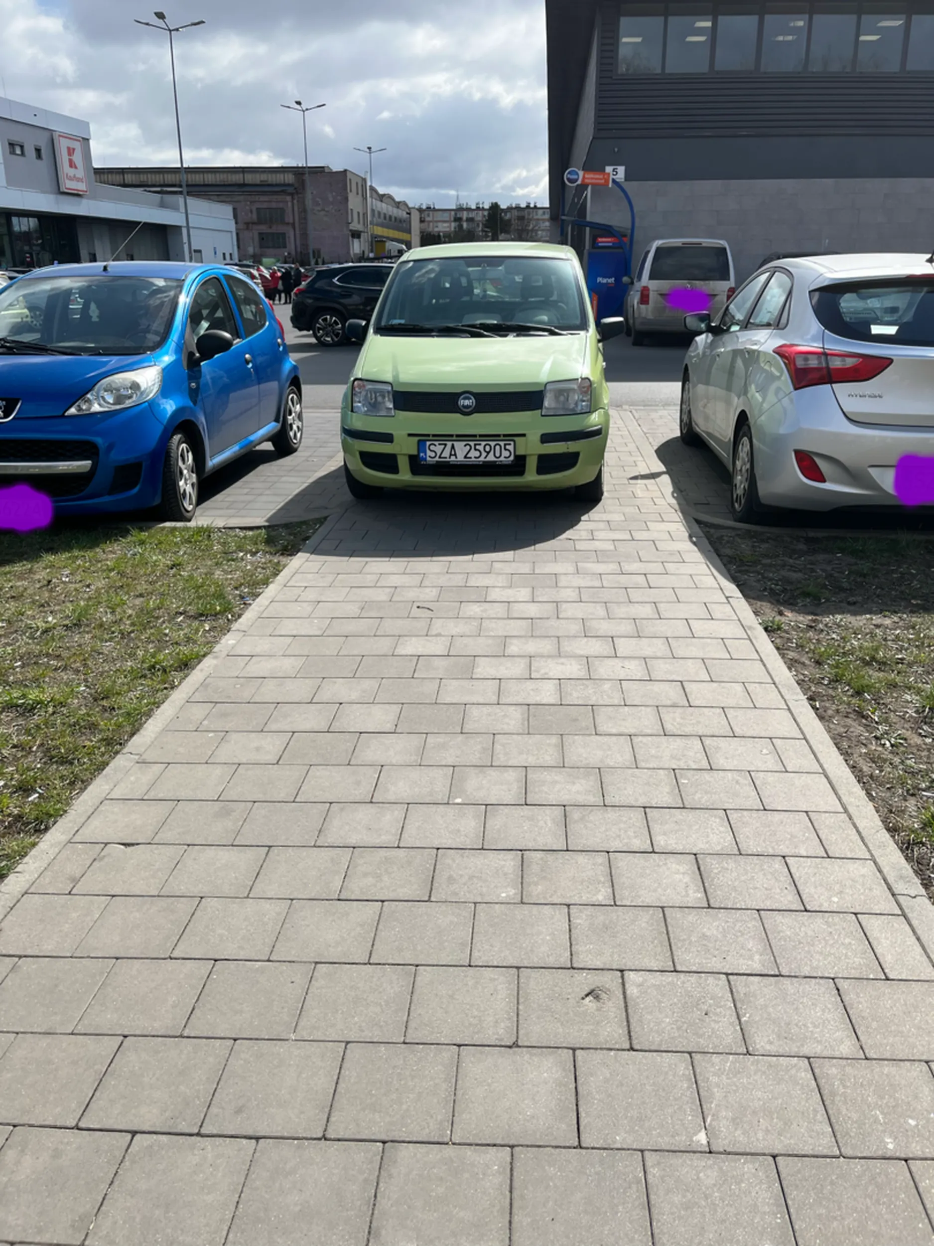 Jełop na przejściu parkuje