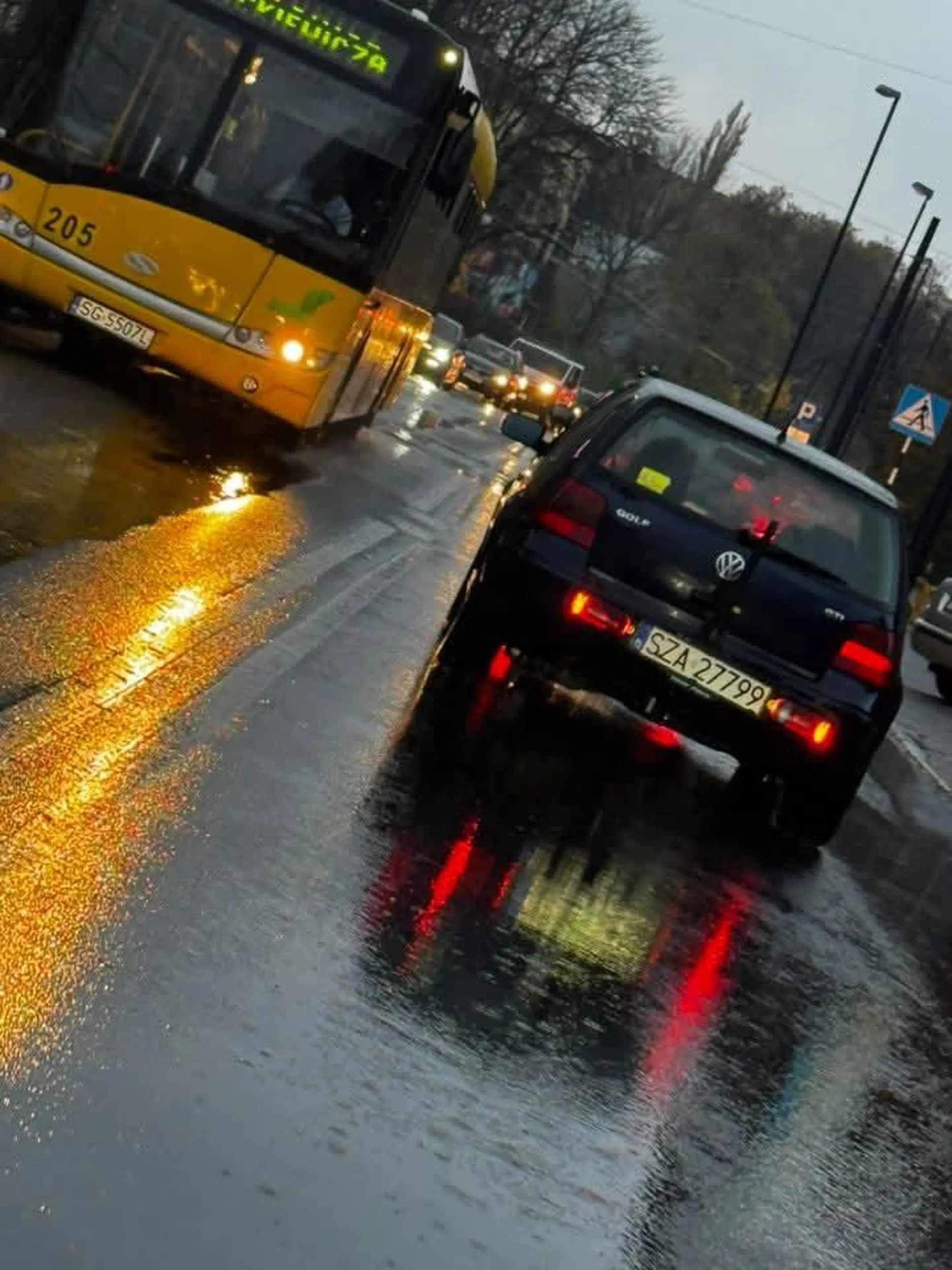 Patus prowokacyjnie zajeżdża drogę ludziom na DK 88, DTŚ oraz na terenie Zabrza, wyzywa ludzi na światłach, a na koniec straszy policją, nagrywa i wysyła zgłoszenia na komendę. Uważajcie na niego!