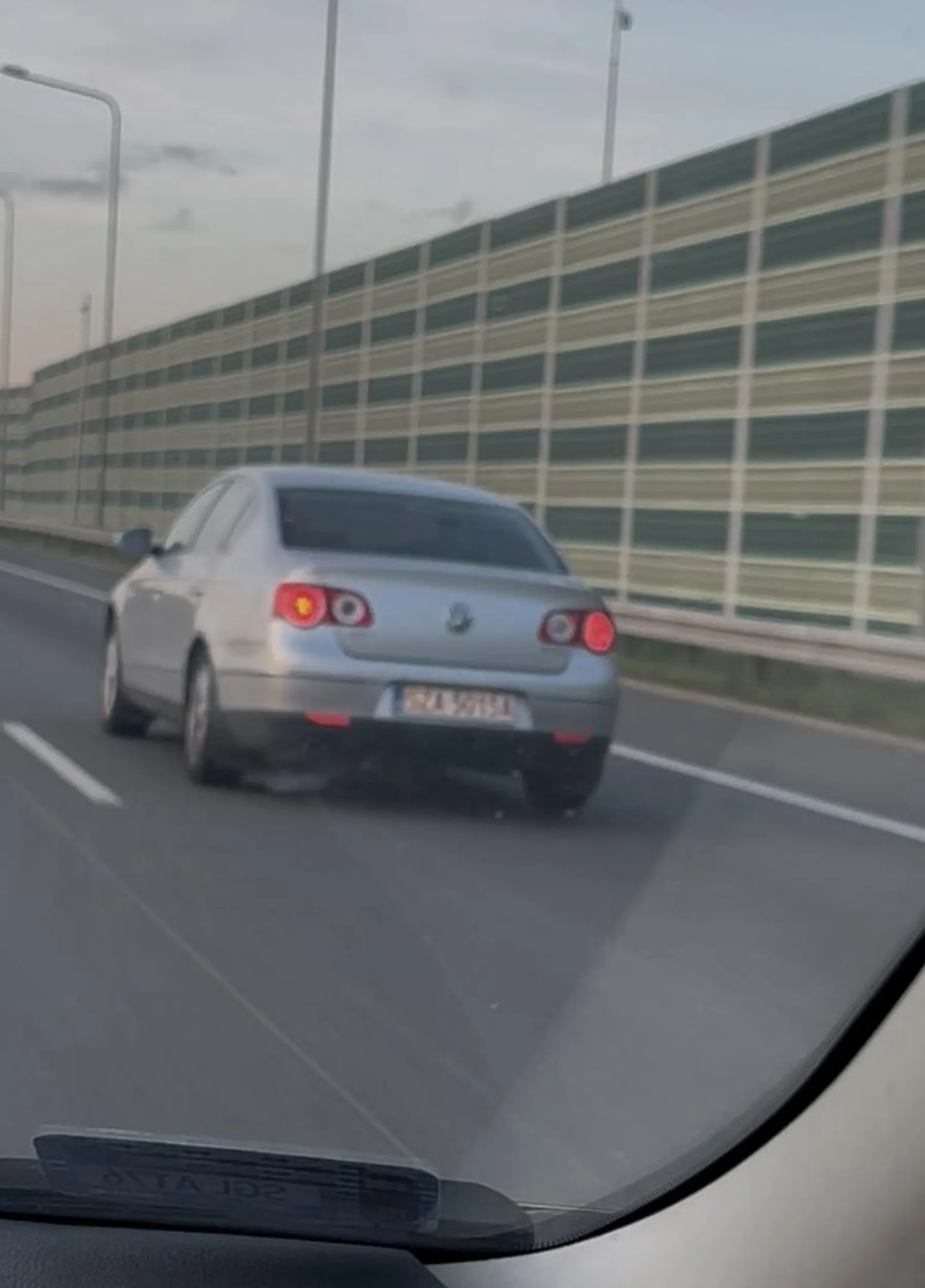 Jedzie ja zjeb , wyprzedza . Wyprzedził mnie i mi się to niespodobalo. Wali gruchę na autostradzie a obok siedzi w 10letnie dziecko .