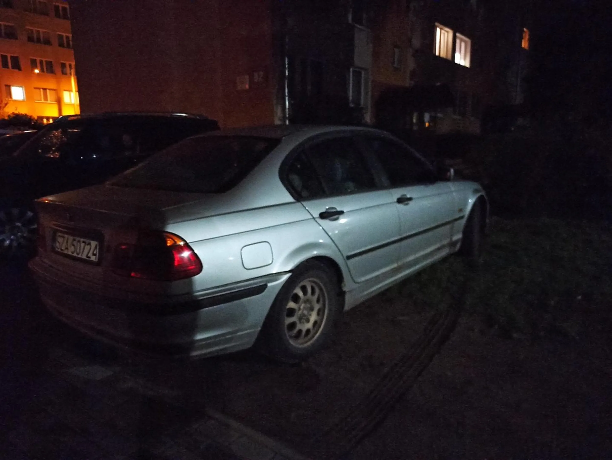 Zardzewiałym gruzem dewastuje trawnik!!! Piotrków Trybunalski ul. Kostromska. Mandat karny 1000zł.