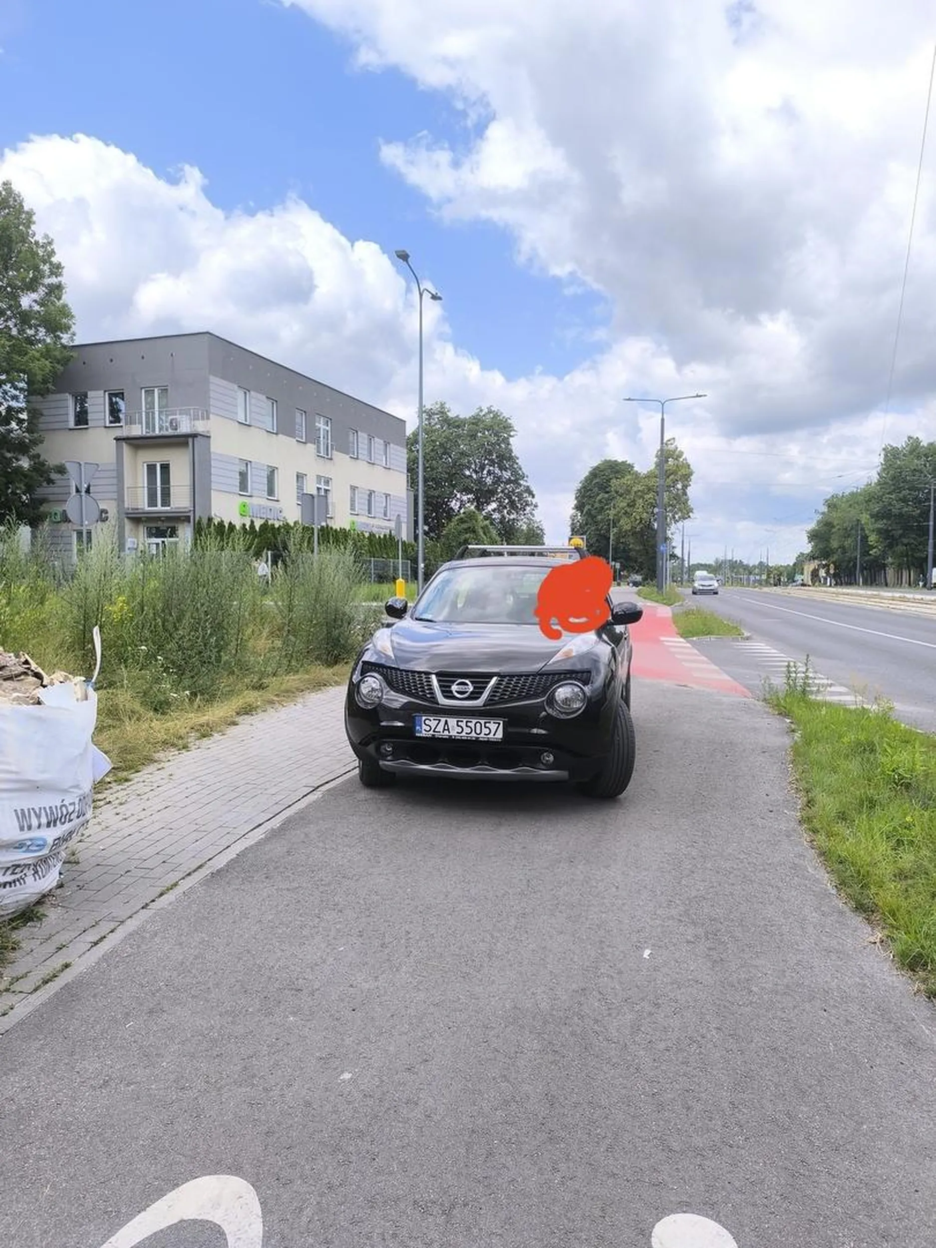 Ścieżka rowerowa w centrum miasta - jak sama nazwa wskazuje - nie jest miejscem parkingowym. Kierujący na zwrócenie uwagi nie reaguje.