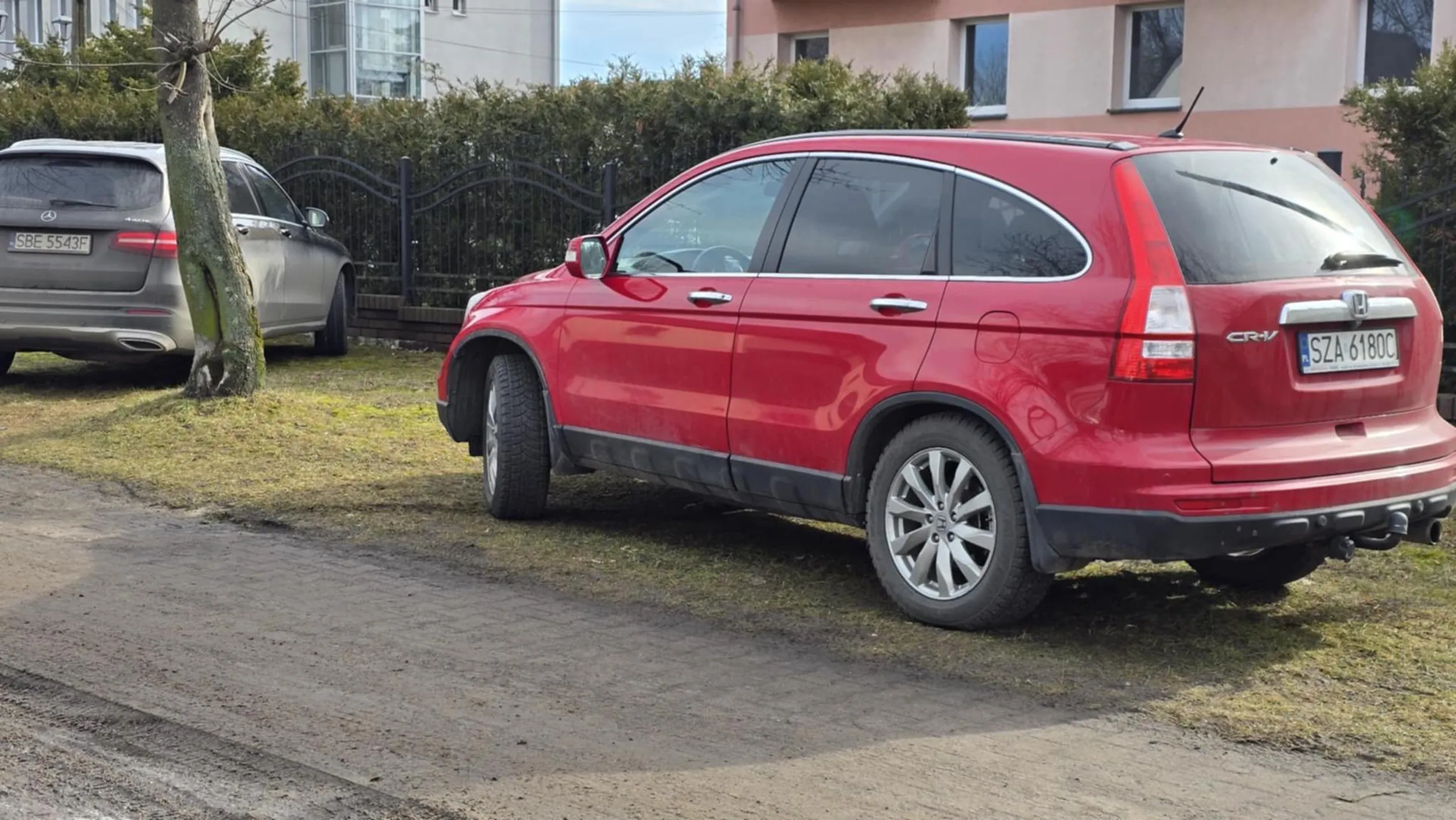Ktoś pomylił trawnik z miejscem parkingowym. :) W promieniu stu metrów od tego miejsca są oczywiście całkowicie legalne miejsca parkingowe ale panicz nie po to auto kupił żeby chodzić na nogach.