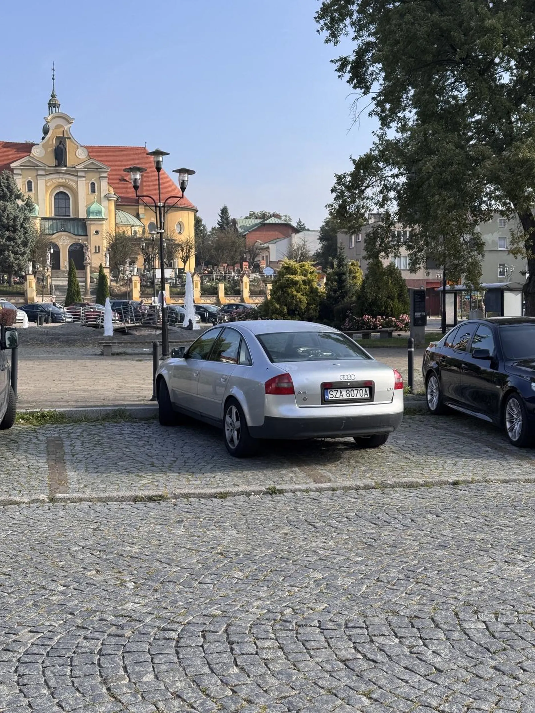 Środek miasta. Mało miejsc co robi cham ze starego Audi ? Zajmuje 2 miejsca. Jak nie umiesz zaparkować w liniach to zwróć prawo jazdy i przesiądź się na rower.