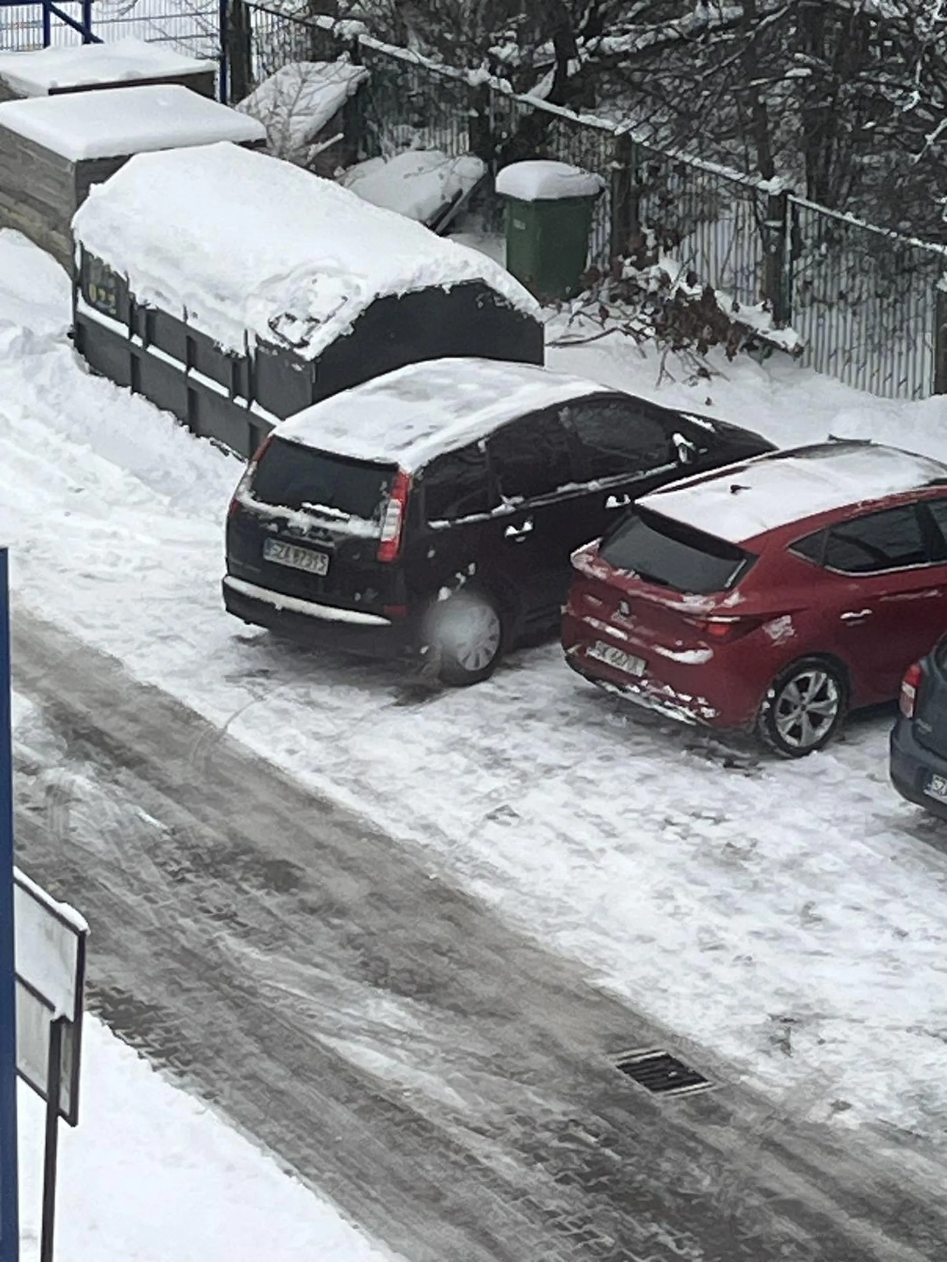 Kierowca stanął praktycznie zajmując 5 miejsc parkingowych proszę o zabranie prawo jazdy kierowcy
