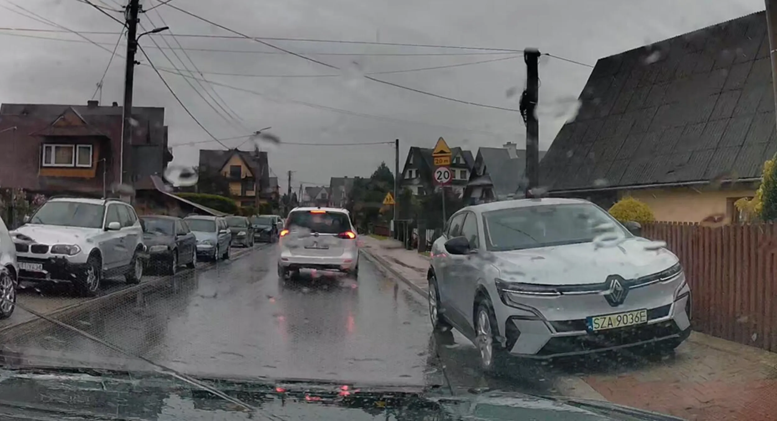 pacan blokuje cały chodnik