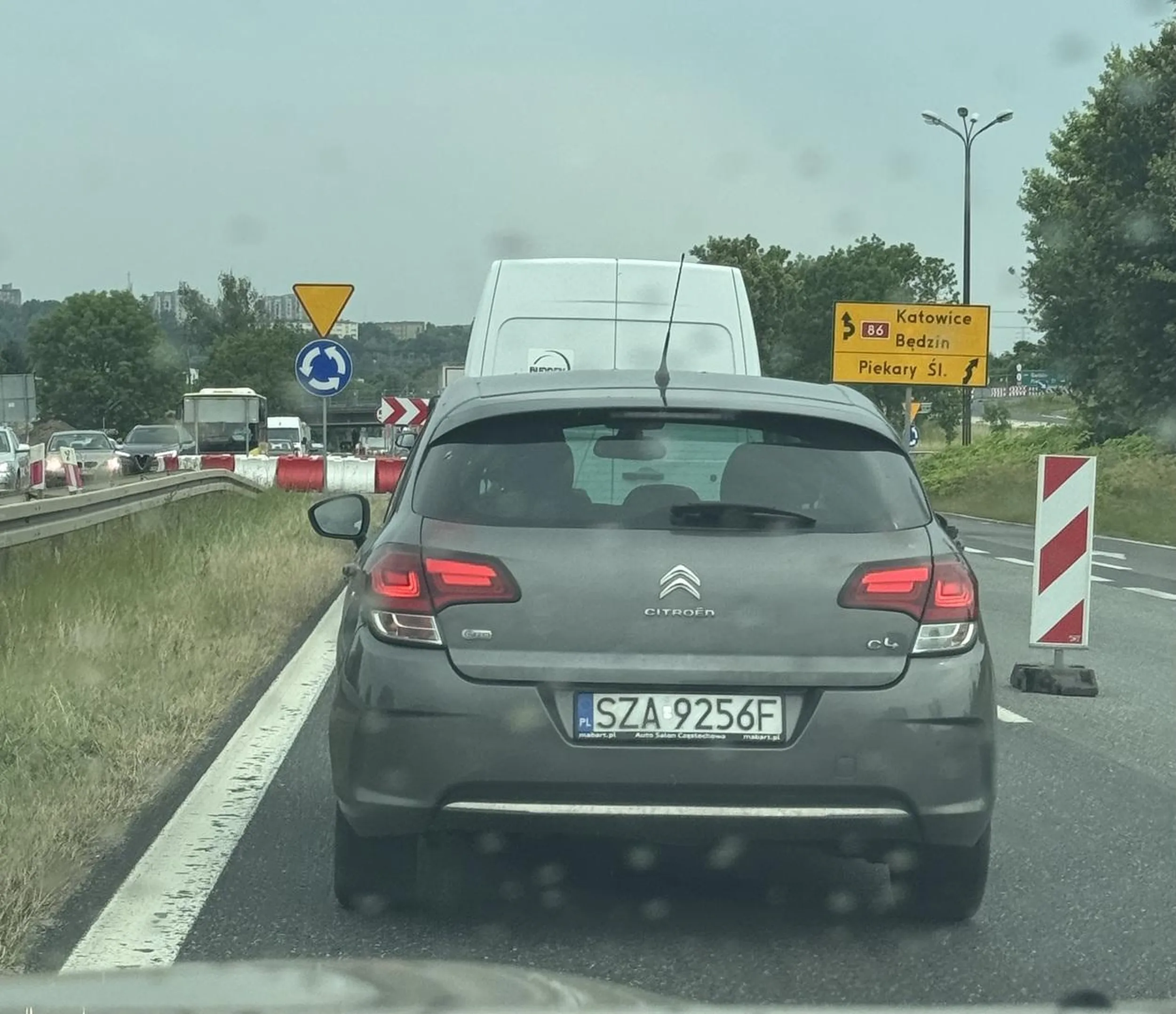 Na zwężce obowiązuje ruch na zakładkę. Pchasz się na auto przed Tobą tylko żeby nie wpuścić auta które zgodnie z przepisami na końcu zwężki chce się dołączyć na pas po którym jedziesz, mały siuśku może jeszcze jakbyś to zrobił Umiejętnie to by było ok, ale jedną ręką trzymasz telefon drugą próbujesz zmienić bieg i trzymać kierownicę. Naucz się jeździć misiu koralgolu czyli największa p…zdo wśród niedźwiedzi